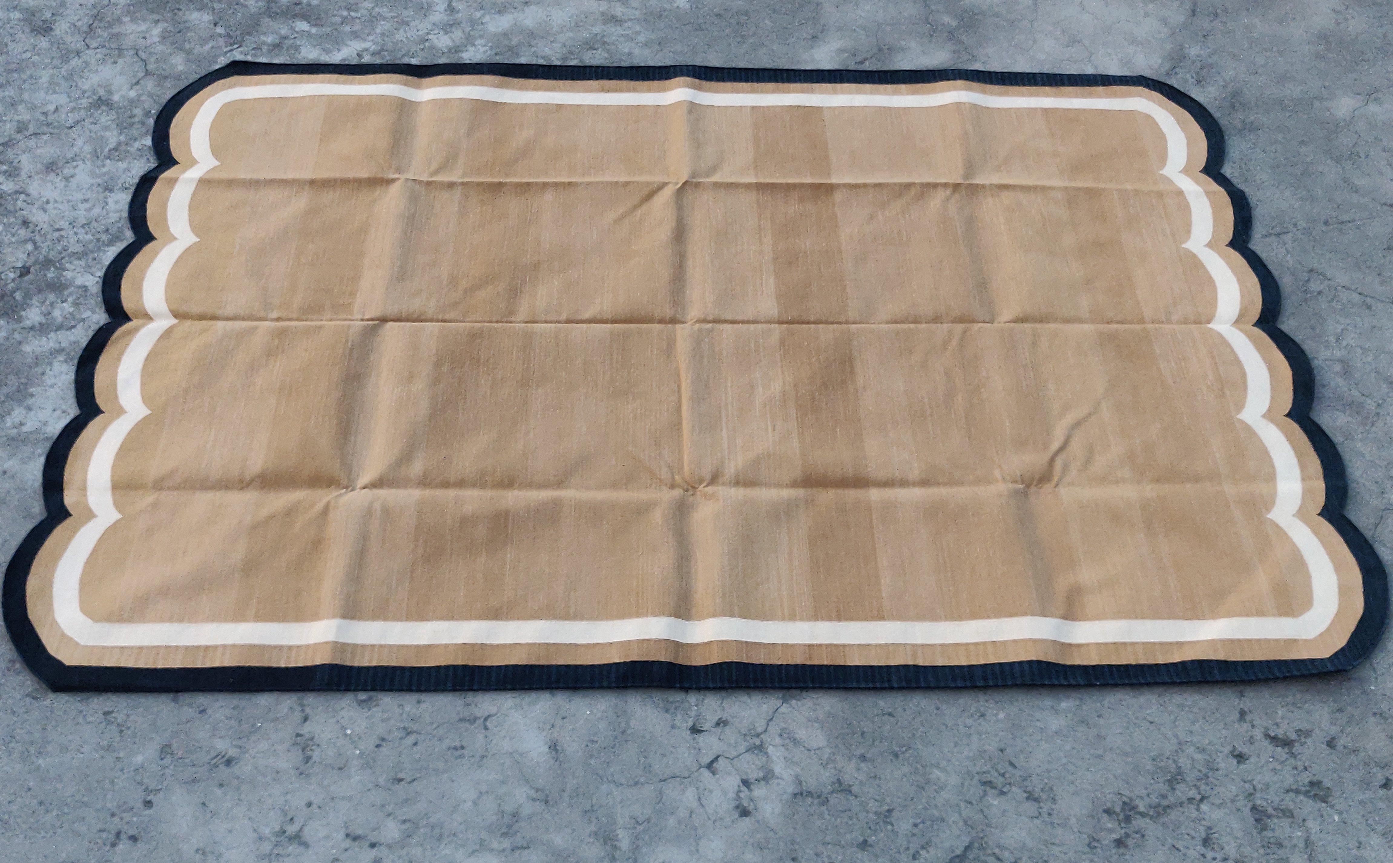 Tappeto a tessitura piatta in cotone fatto a mano, 6x9 marrone e nero con smerlo indiano Dhurrie in vendita 1