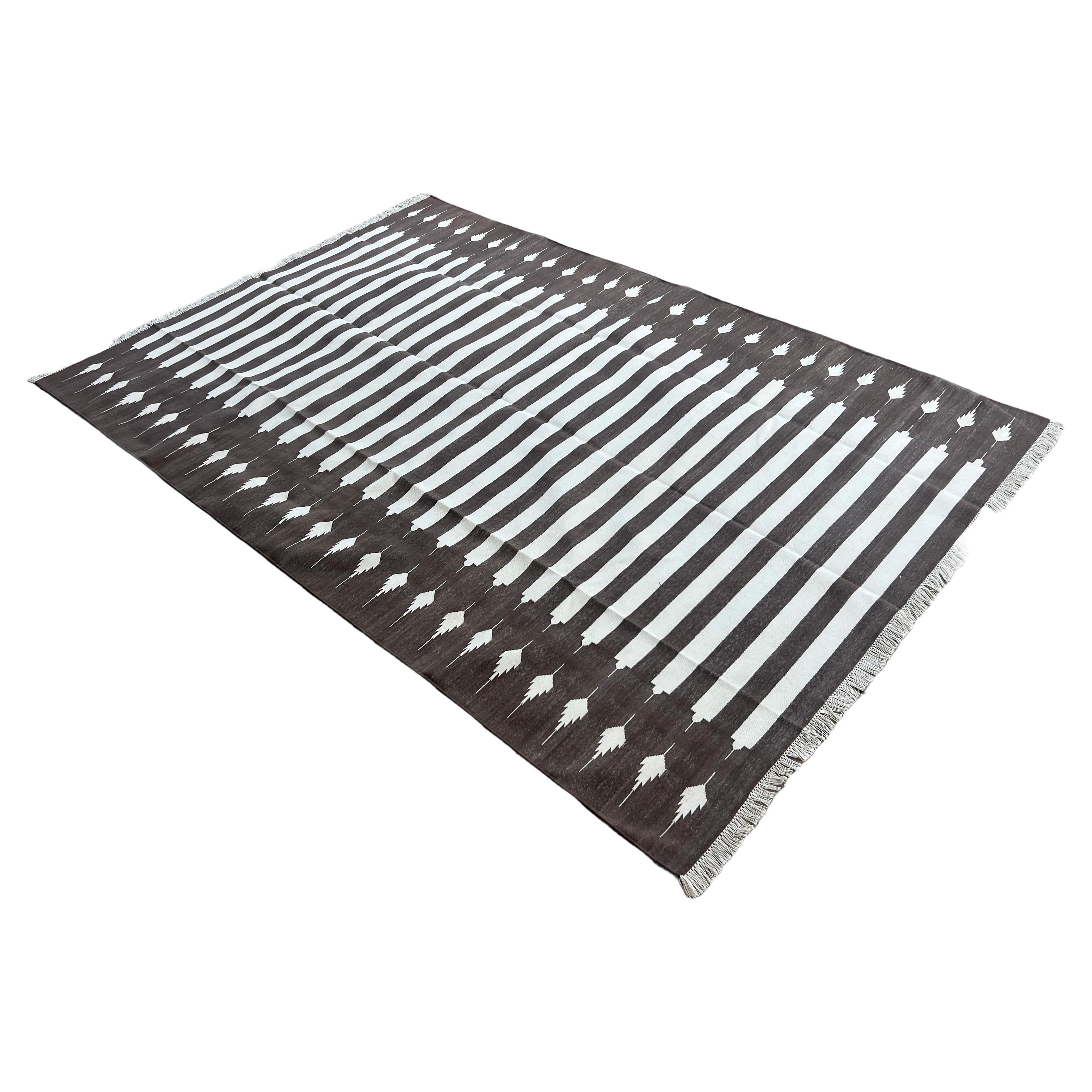 Handgefertigter Flachgewebe-Teppich aus Baumwolle, 6x9 Brown and White Striped Indian Dhurrie im Angebot