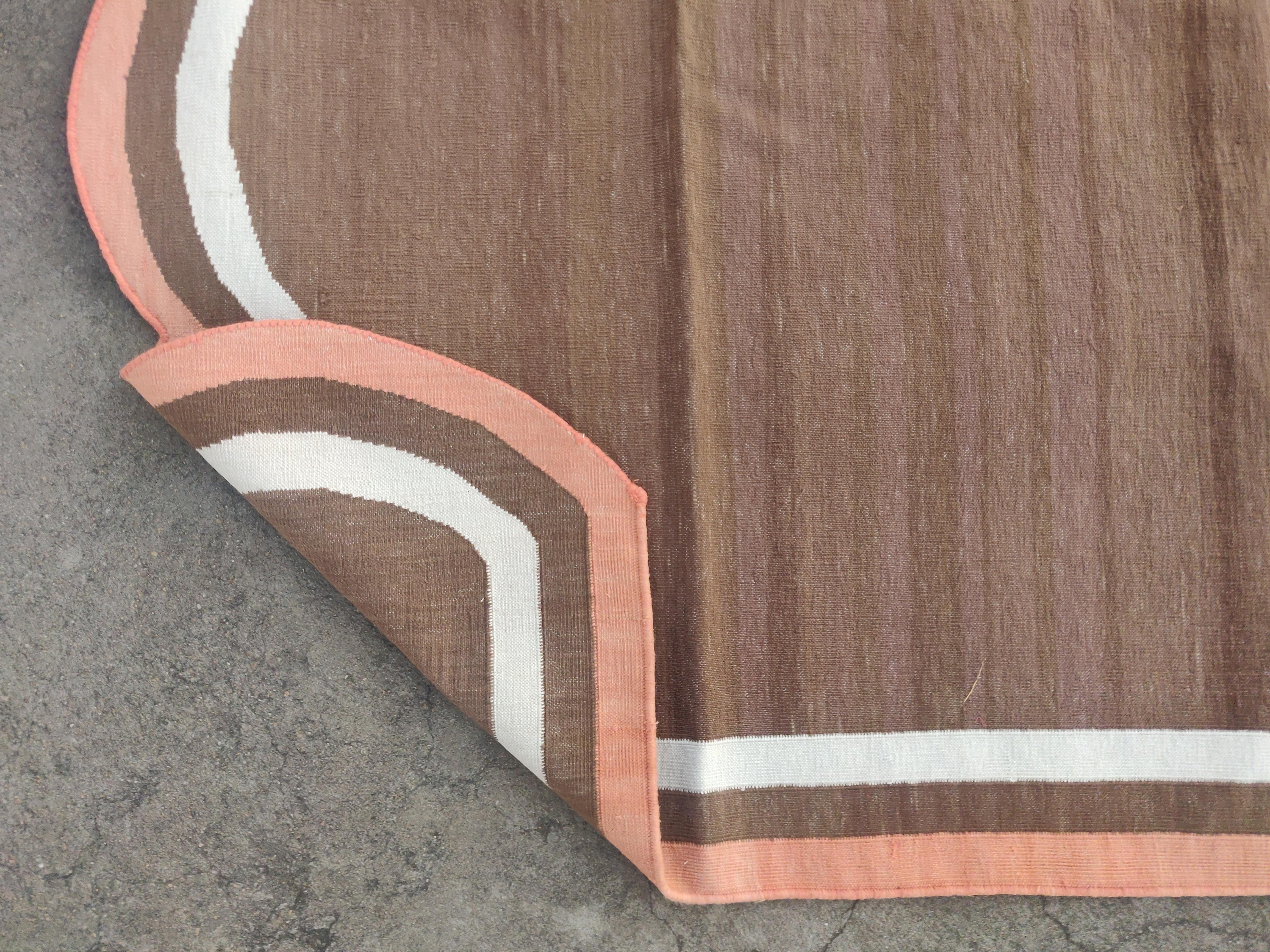 Handgefertigter Flachgewebe-Teppich aus Baumwolle, 6x9 Brown, Coral Scalloped Indian Dhurrie im Angebot 3