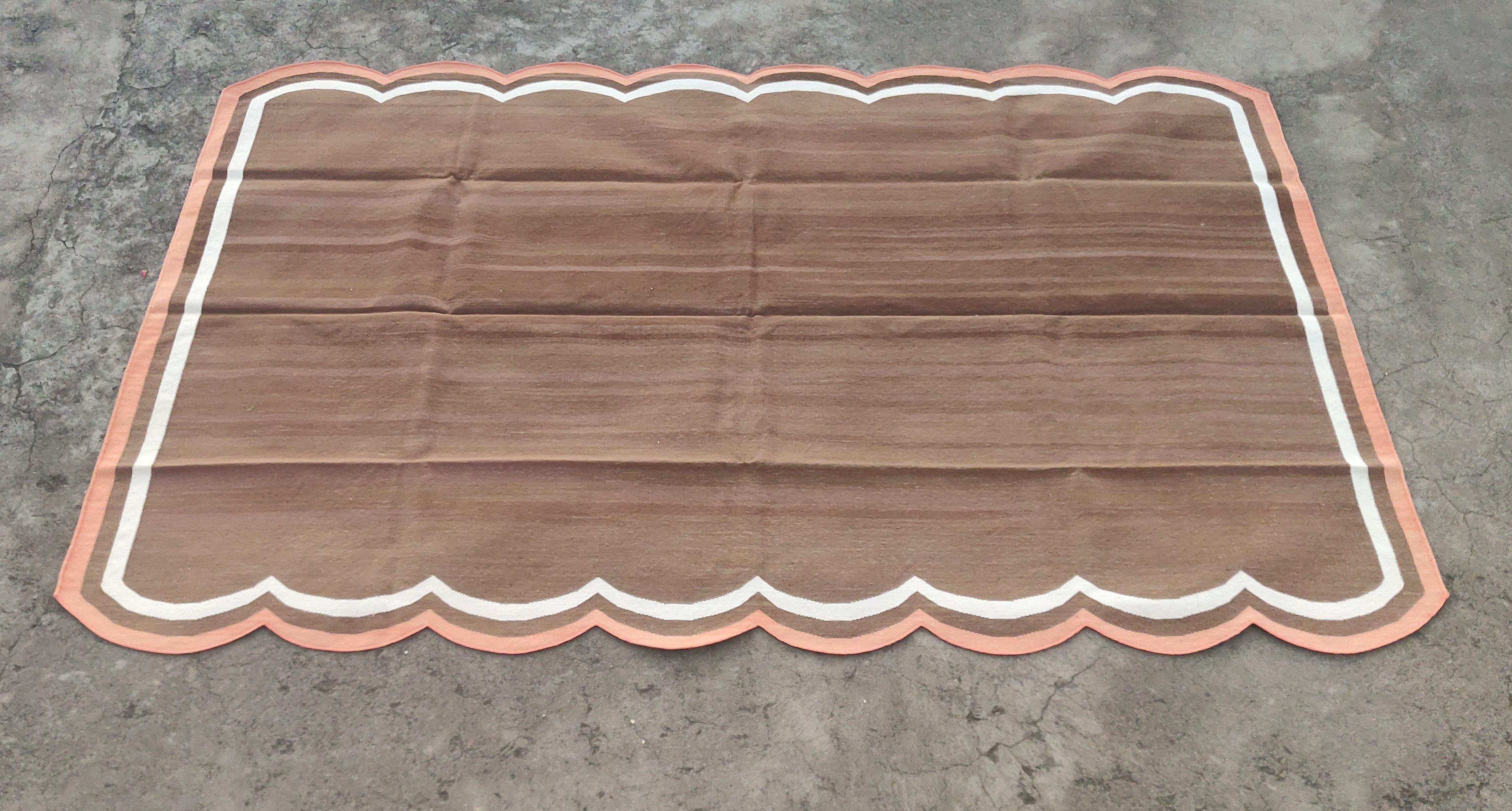 Handgefertigter Flachgewebe-Teppich aus Baumwolle, 6x9 Brown, Coral Scalloped Indian Dhurrie im Angebot 4