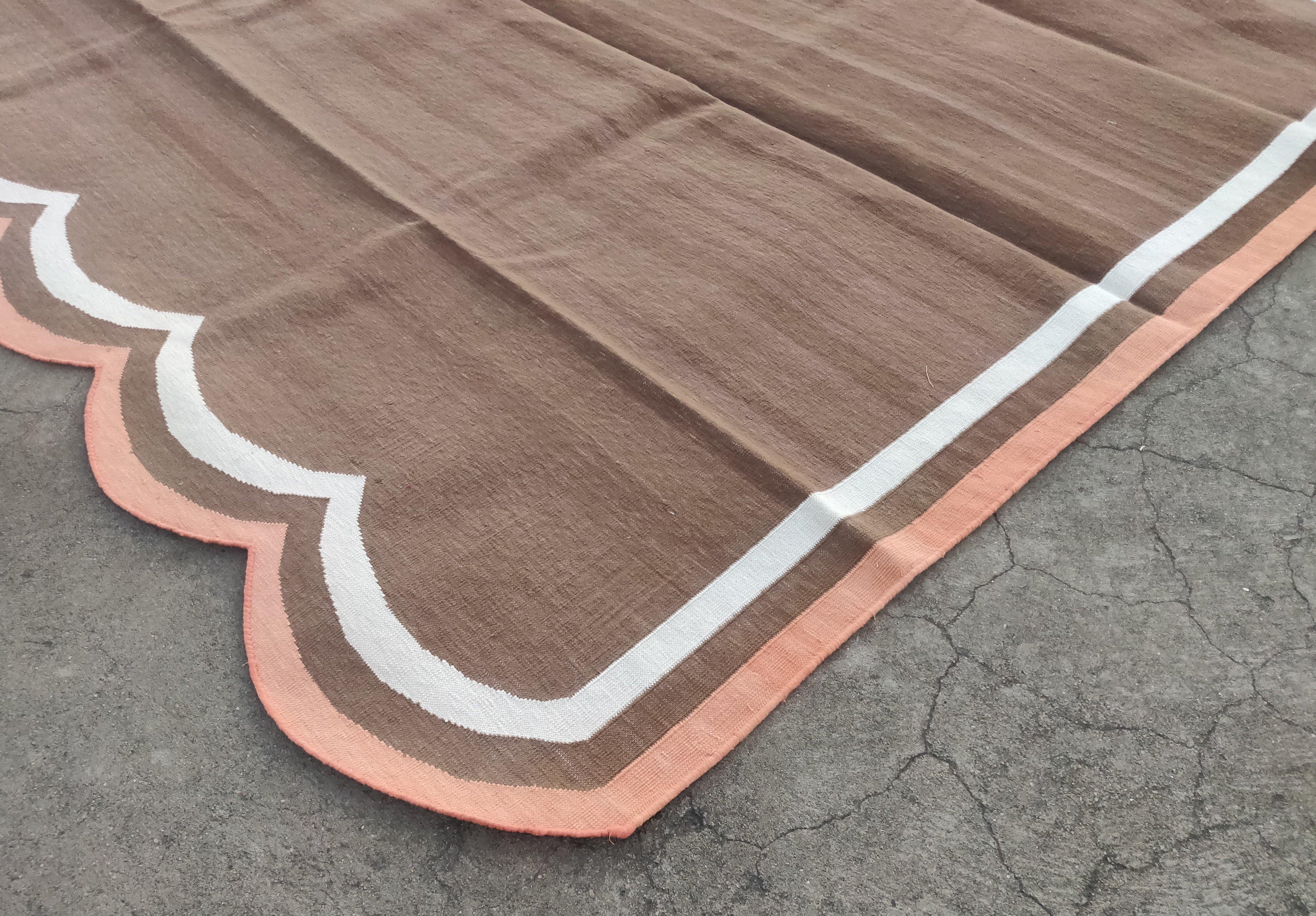 Handgefertigter Flachgewebe-Teppich aus Baumwolle, 6x9 Brown, Coral Scalloped Indian Dhurrie (Moderne der Mitte des Jahrhunderts) im Angebot