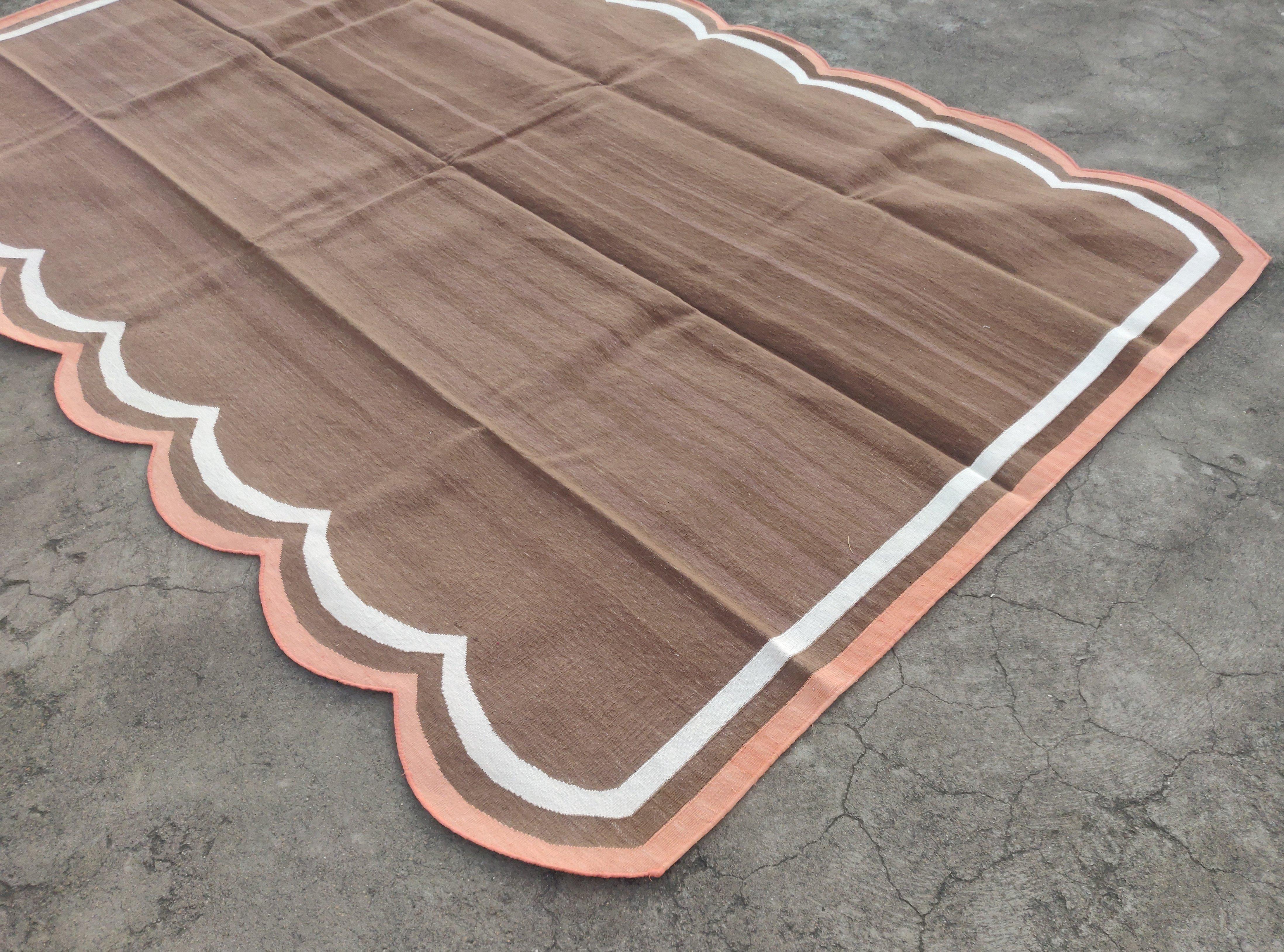 Handgefertigter Flachgewebe-Teppich aus Baumwolle, 6x9 Brown, Coral Scalloped Indian Dhurrie (Indisch) im Angebot