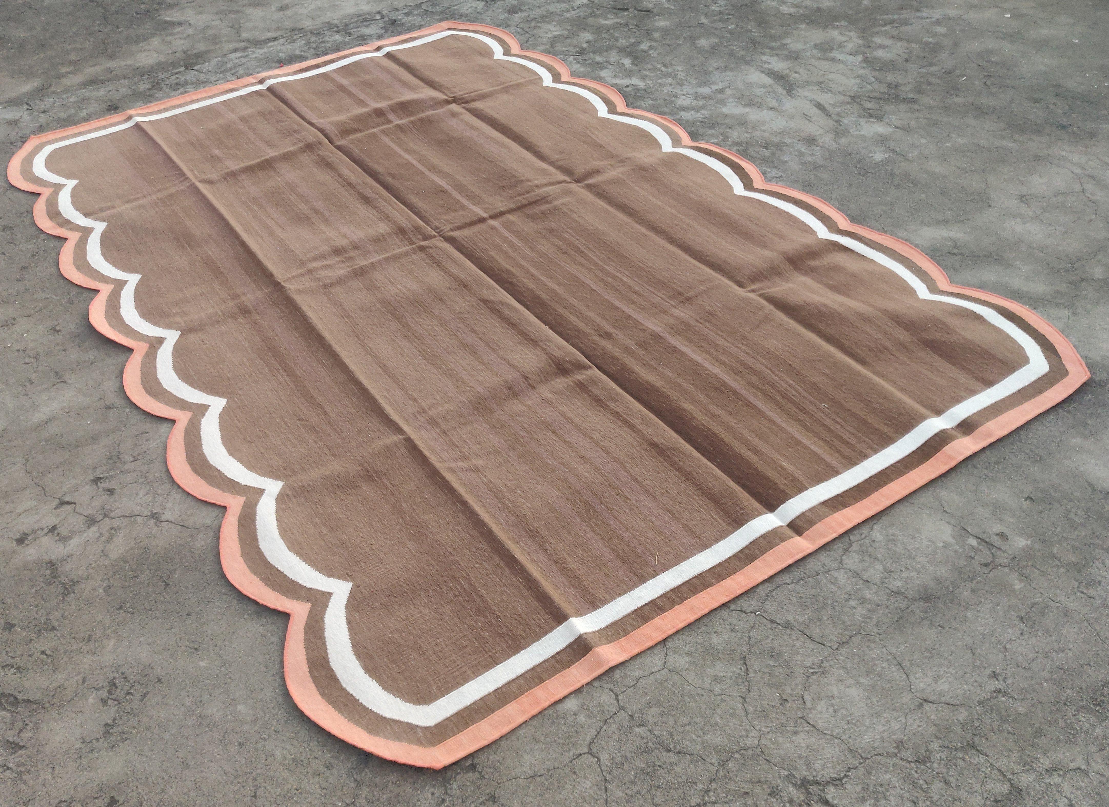 Handmade Cotton Area Flat Weave Rug, 6x9 Brown, Coral Scalloped Indian Dhurrie In New Condition For Sale In Jaipur, IN