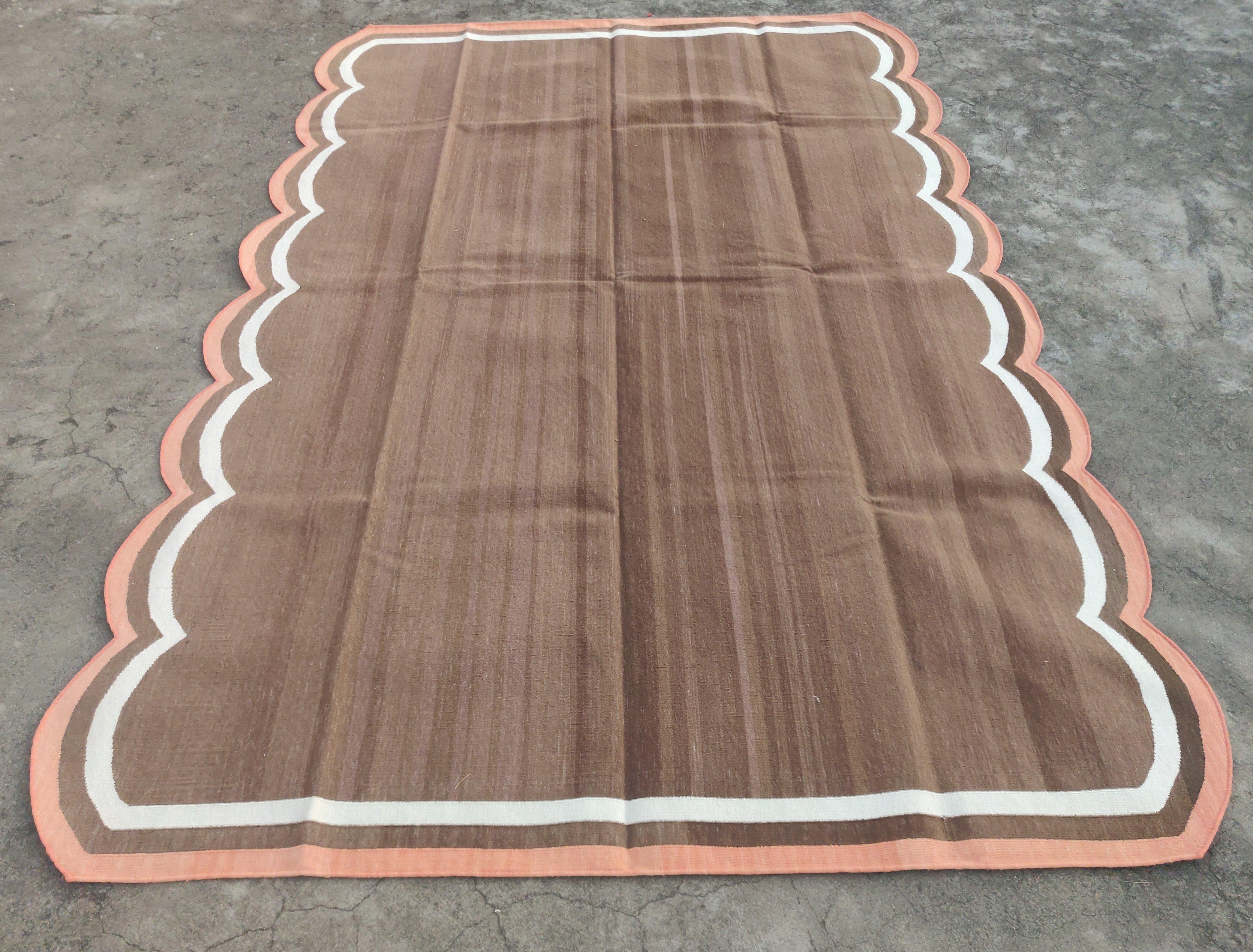 Handgefertigter Flachgewebe-Teppich aus Baumwolle, 6x9 Brown, Coral Scalloped Indian Dhurrie im Zustand „Neu“ im Angebot in Jaipur, IN