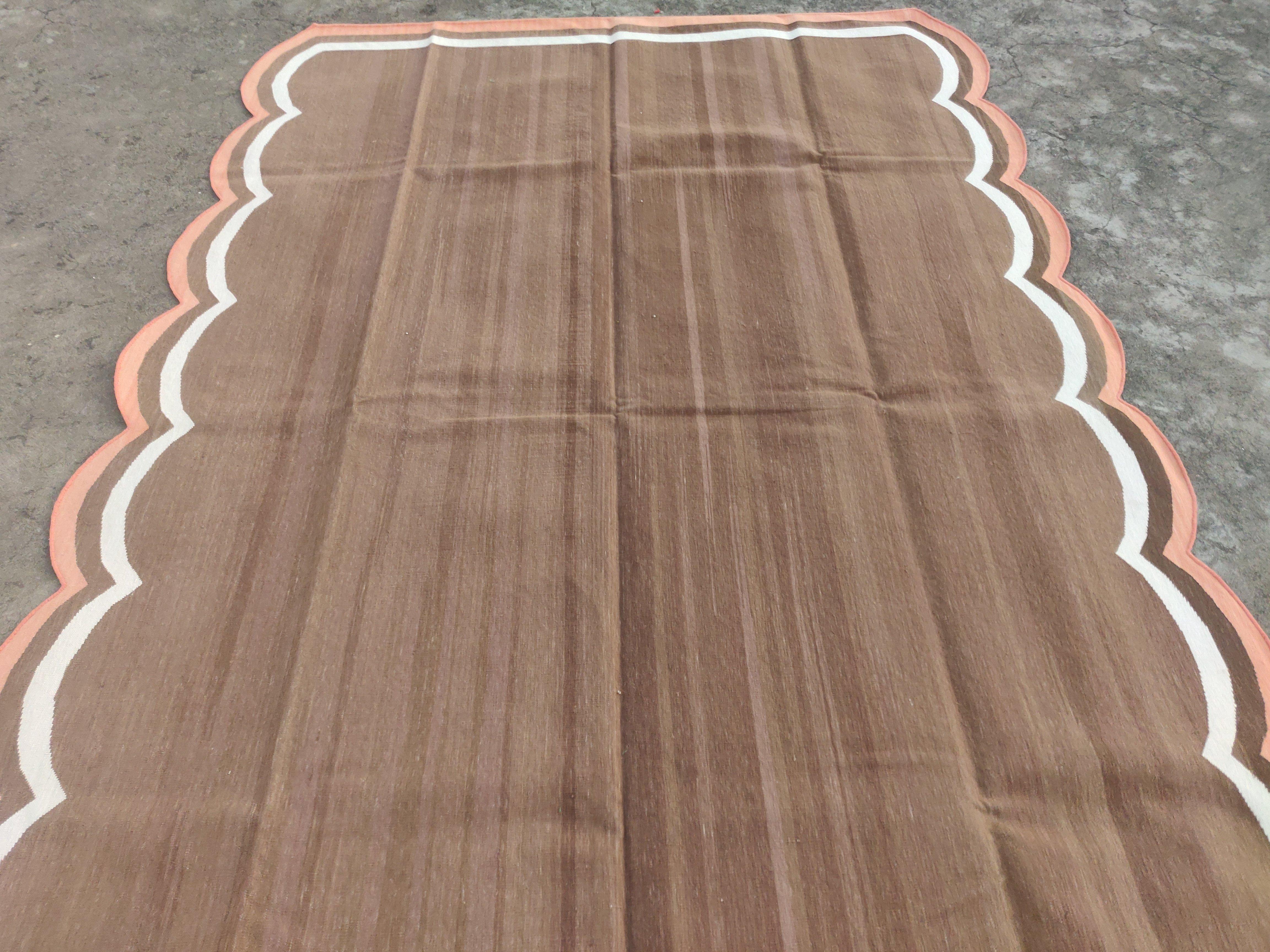 Handgefertigter Flachgewebe-Teppich aus Baumwolle, 6x9 Brown, Coral Scalloped Indian Dhurrie (21. Jahrhundert und zeitgenössisch) im Angebot