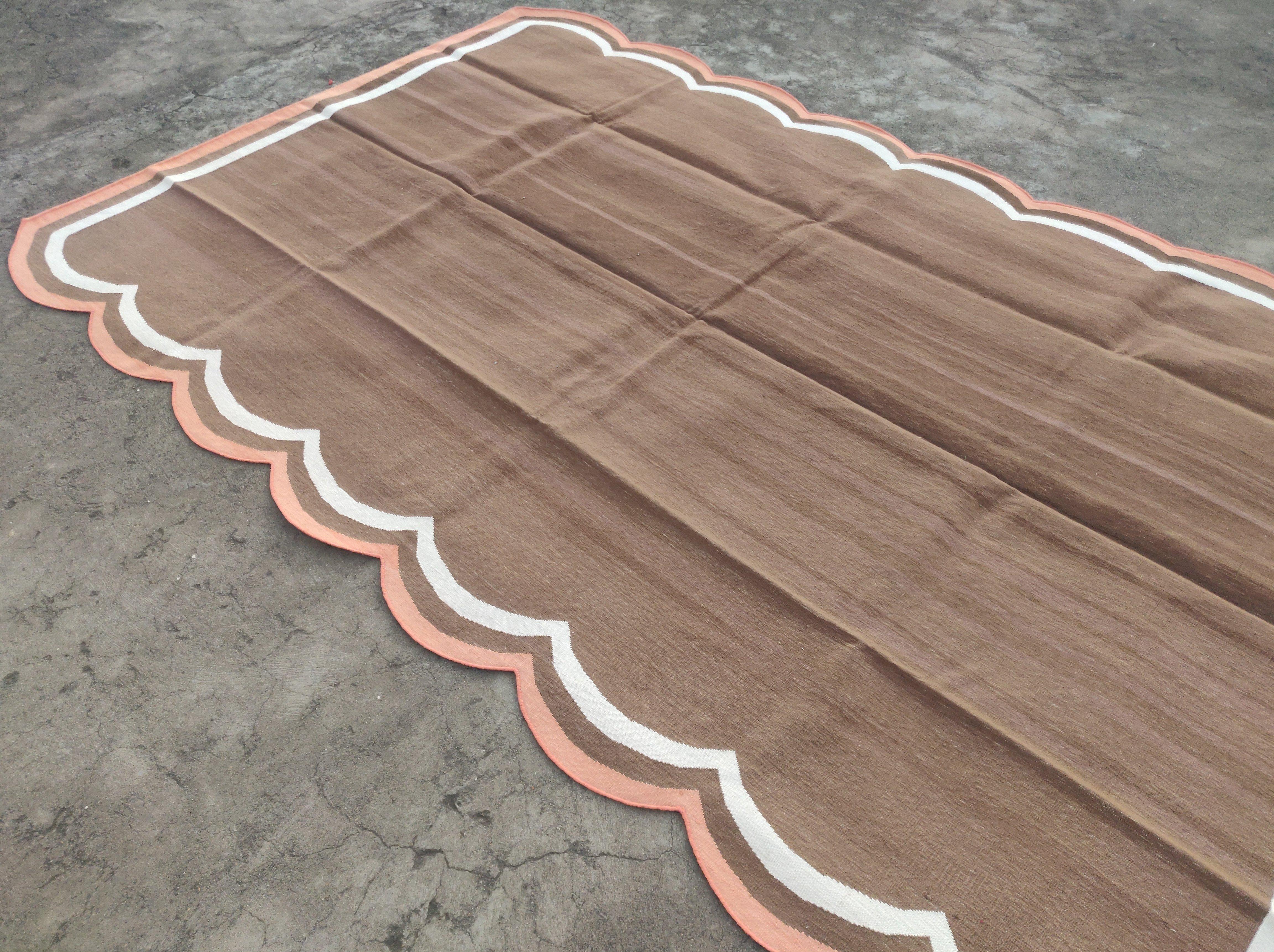 Handgefertigter Flachgewebe-Teppich aus Baumwolle, 6x9 Brown, Coral Scalloped Indian Dhurrie im Angebot 1