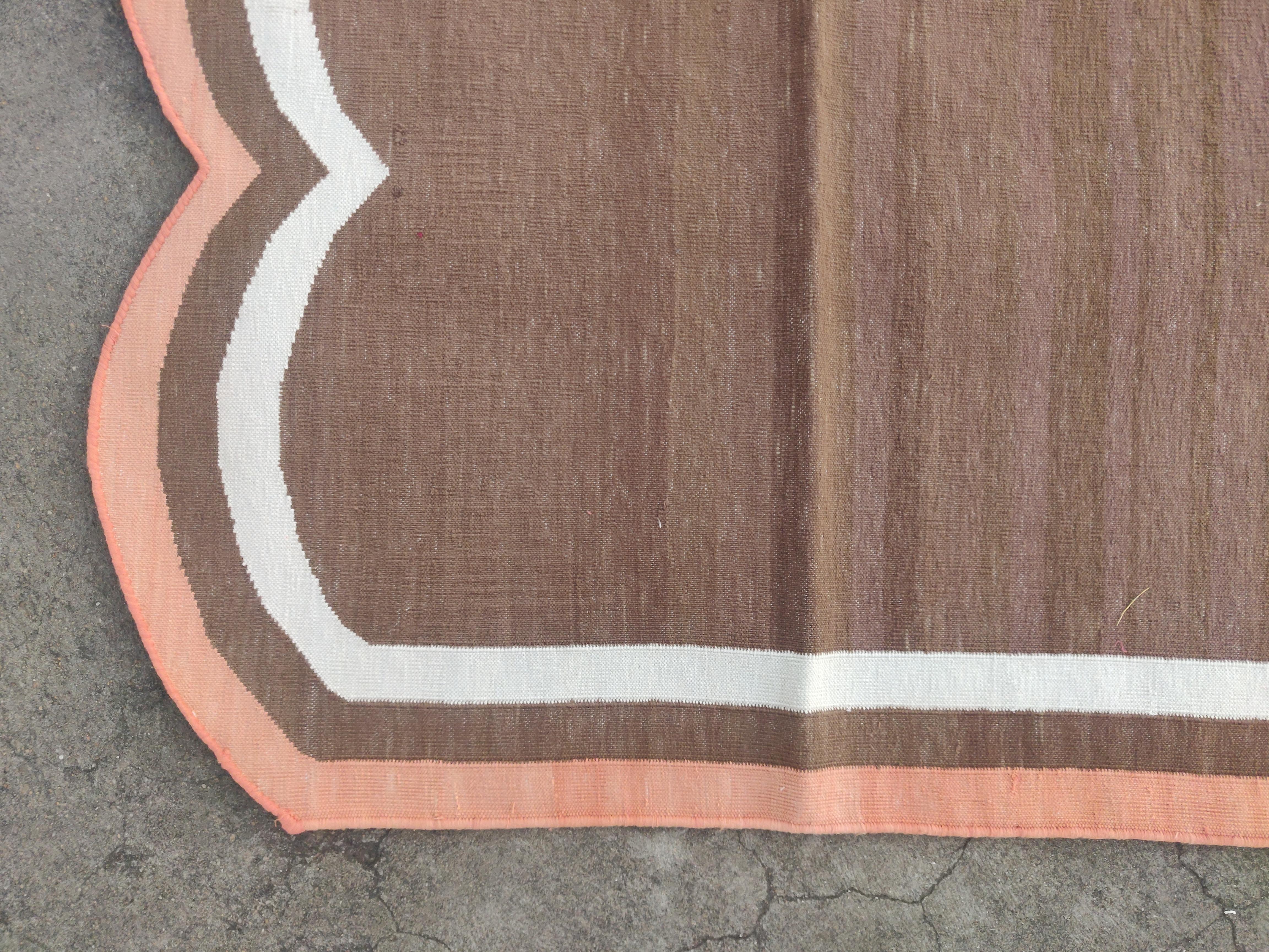 Handgefertigter Flachgewebe-Teppich aus Baumwolle, 6x9 Brown, Coral Scalloped Indian Dhurrie im Angebot 2