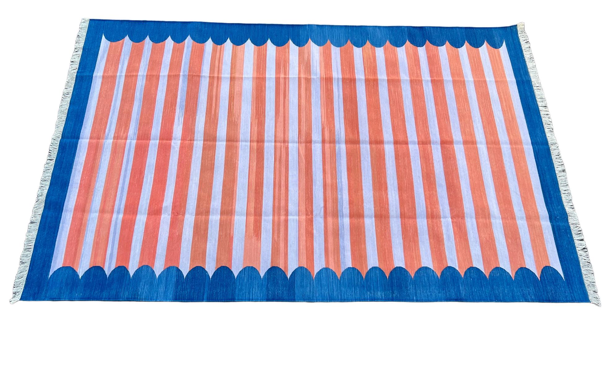 Handgefertigter Flachgewebe-Teppich aus Baumwolle, 6x9 Koralle und blau gestreifter indischer Dhurrie im Angebot 3