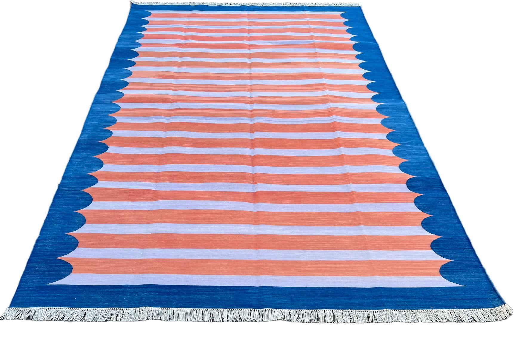 Handgefertigter Flachgewebe-Teppich aus Baumwolle, 6x9 Koralle und blau gestreifter indischer Dhurrie (Handgewebt) im Angebot