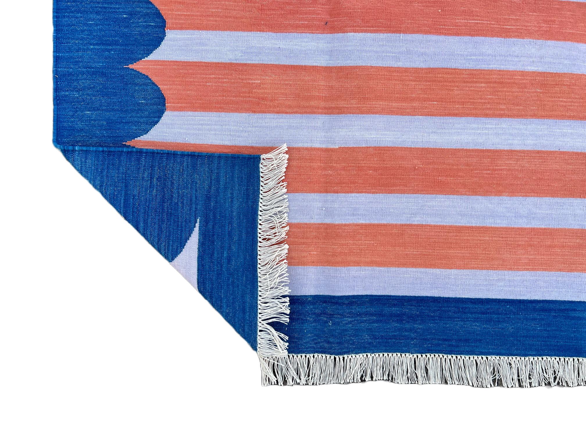 Handgefertigter Flachgewebe-Teppich aus Baumwolle, 6x9 Koralle und blau gestreifter indischer Dhurrie im Angebot 1