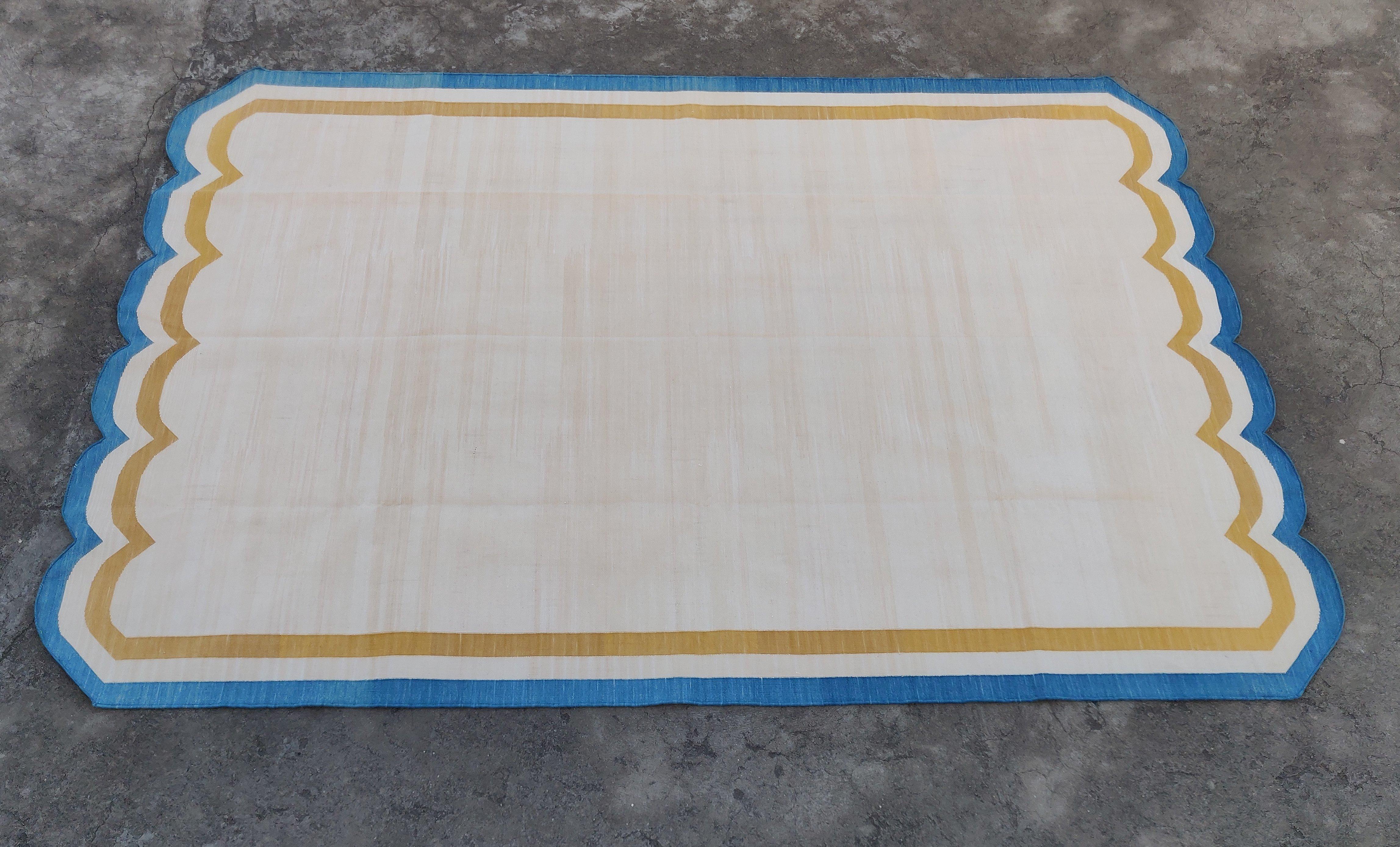 Handgefertigter Flachgewebe-Teppich aus Baumwolle, 6x9 Creme und blauer geschwungener Kilim Dhurrie im Angebot 3