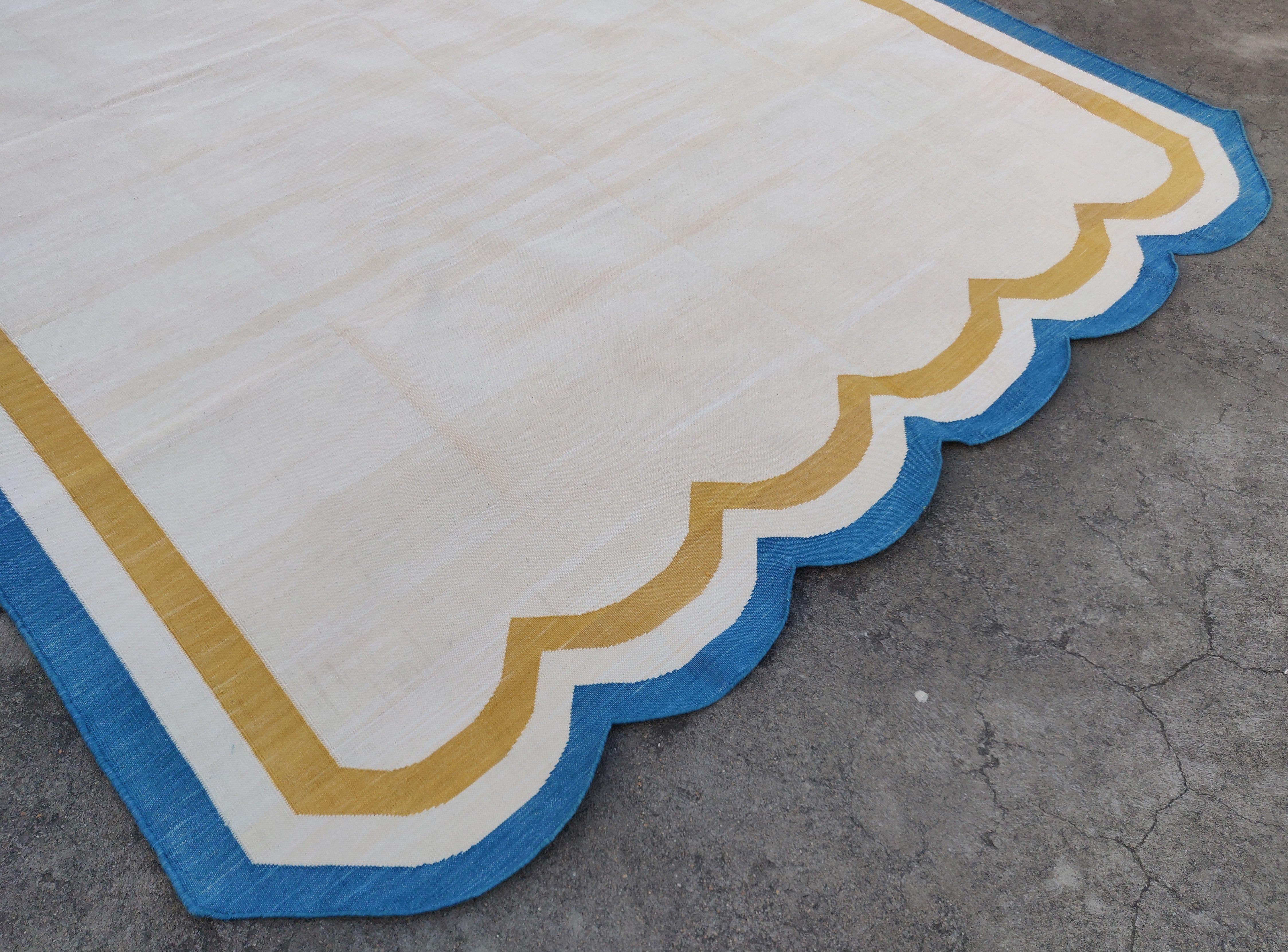 Handgefertigter Flachgewebe-Teppich aus Baumwolle, 6x9 Creme und blauer geschwungener Kilim Dhurrie (Indisch) im Angebot
