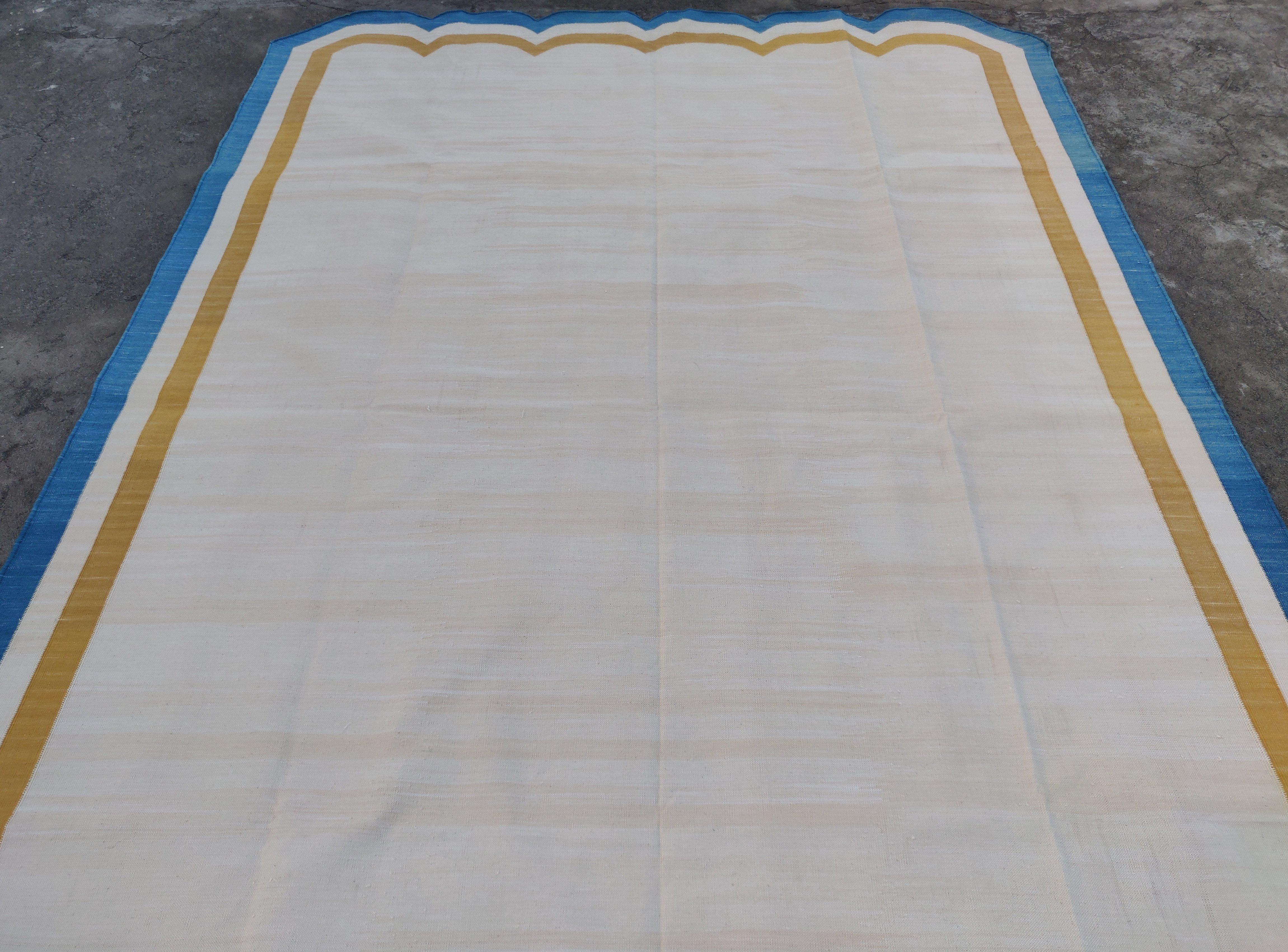 Handmade Cotton Area Flat Weave Rug, 6x9 Cream And Blue Scalloped Kilim Dhurrie In New Condition For Sale In Jaipur, IN