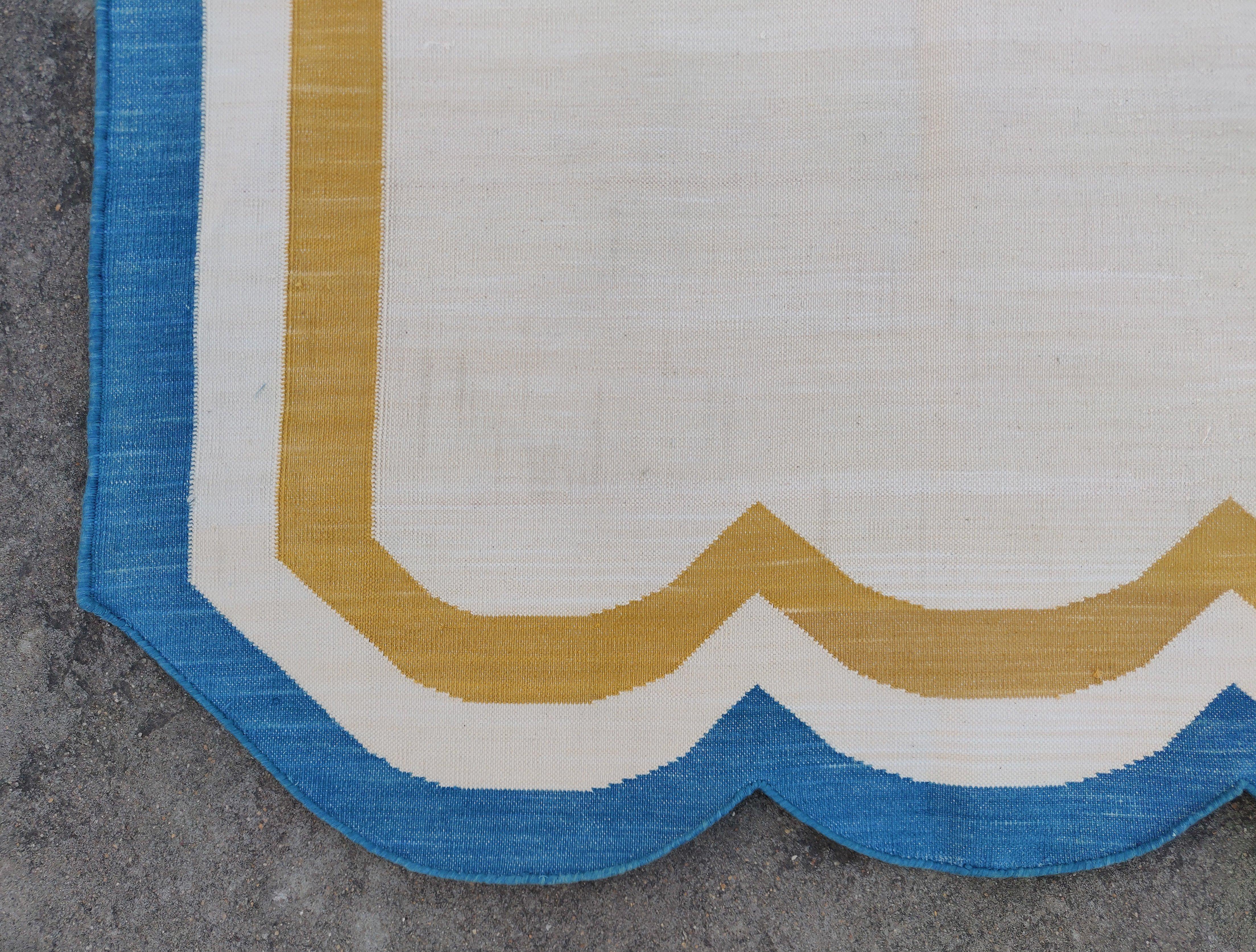 Handgefertigter Flachgewebe-Teppich aus Baumwolle, 6x9 Creme und blauer geschwungener Kilim Dhurrie (21. Jahrhundert und zeitgenössisch) im Angebot