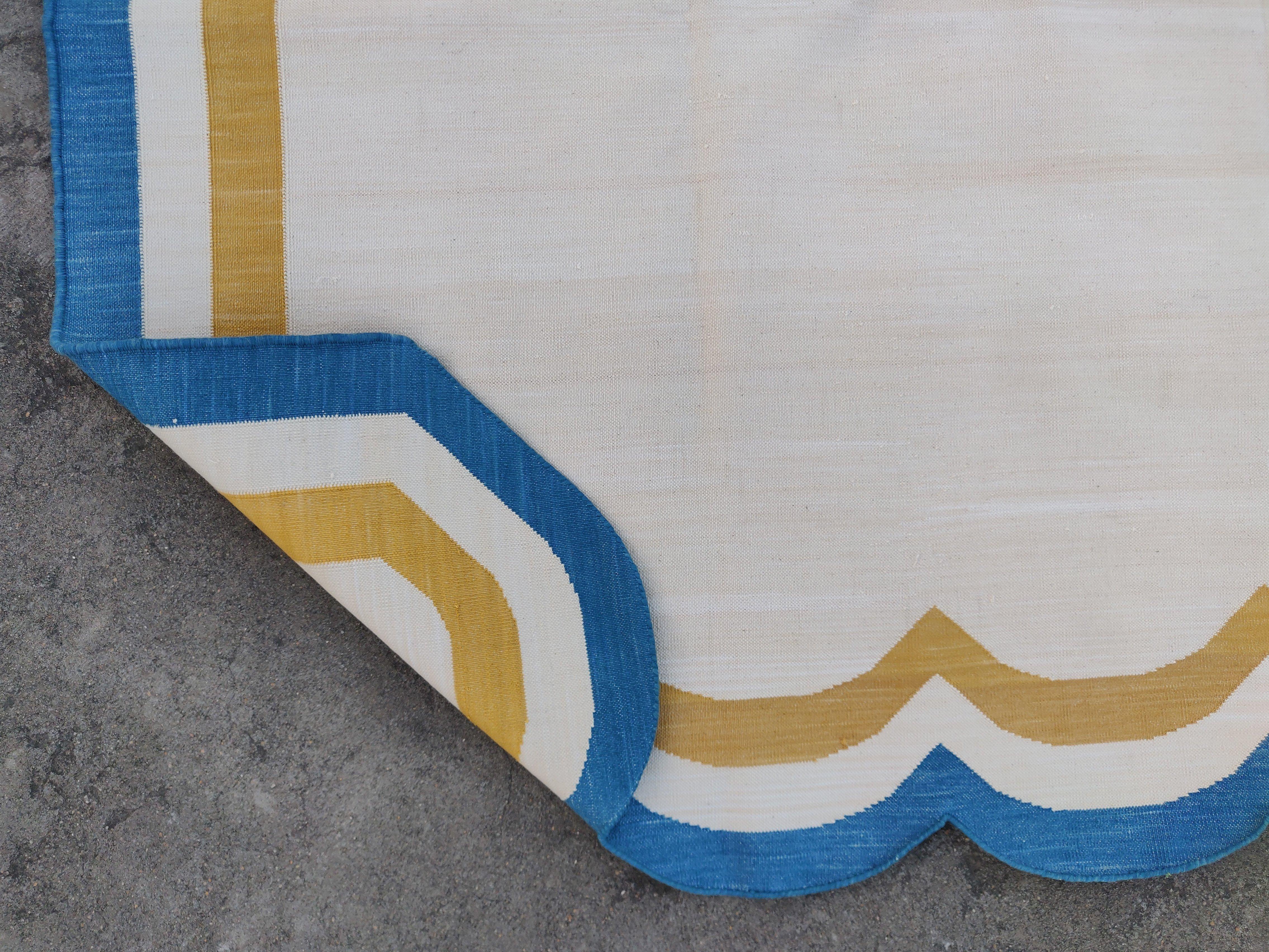 Handgefertigter Flachgewebe-Teppich aus Baumwolle, 6x9 Creme und blauer geschwungener Kilim Dhurrie im Angebot 1