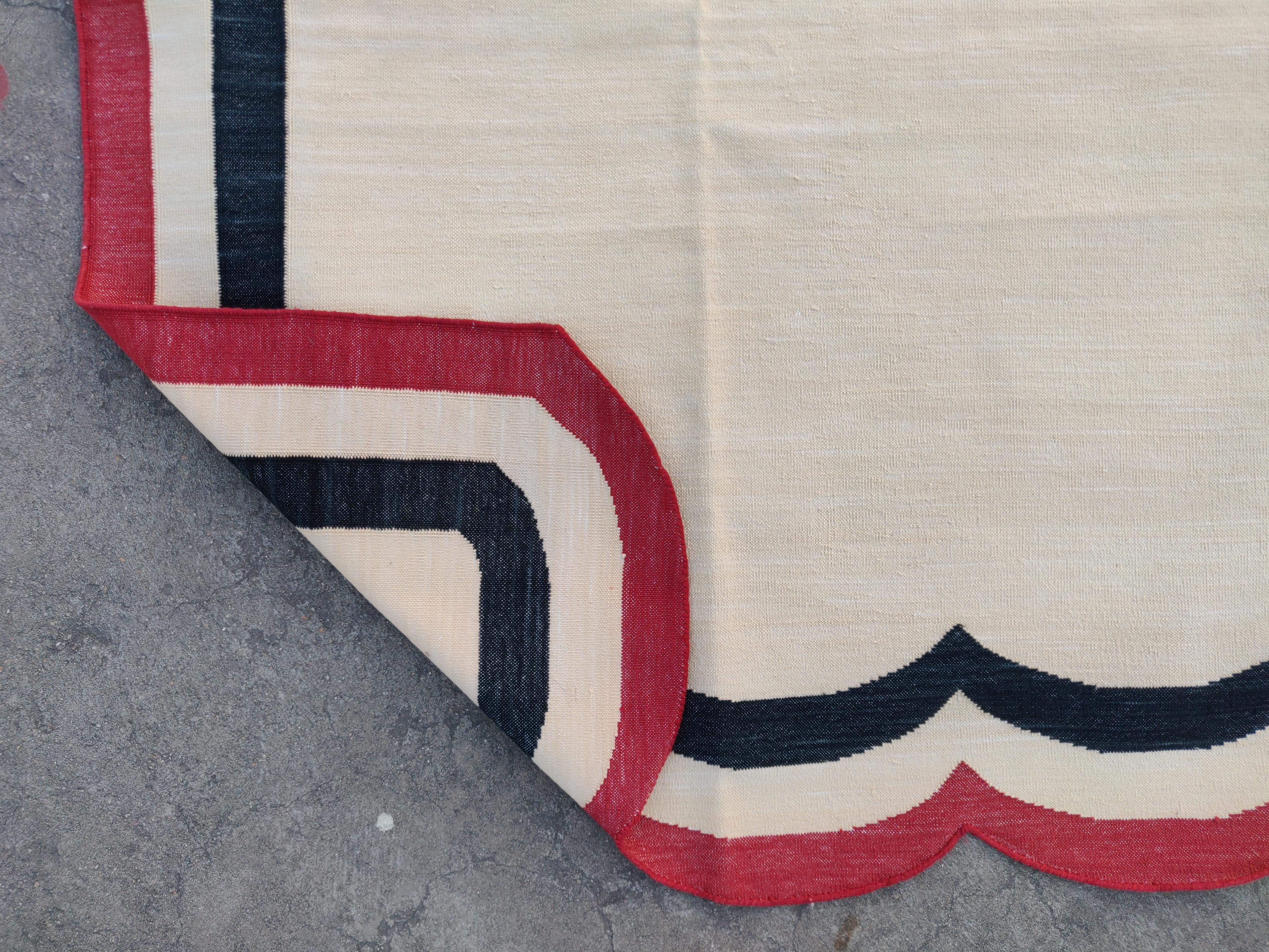 Alfombra de algodón hecha a mano de tejido plano, 6x9 crema y rojo festoneado Kilim Dhurrie en venta 2