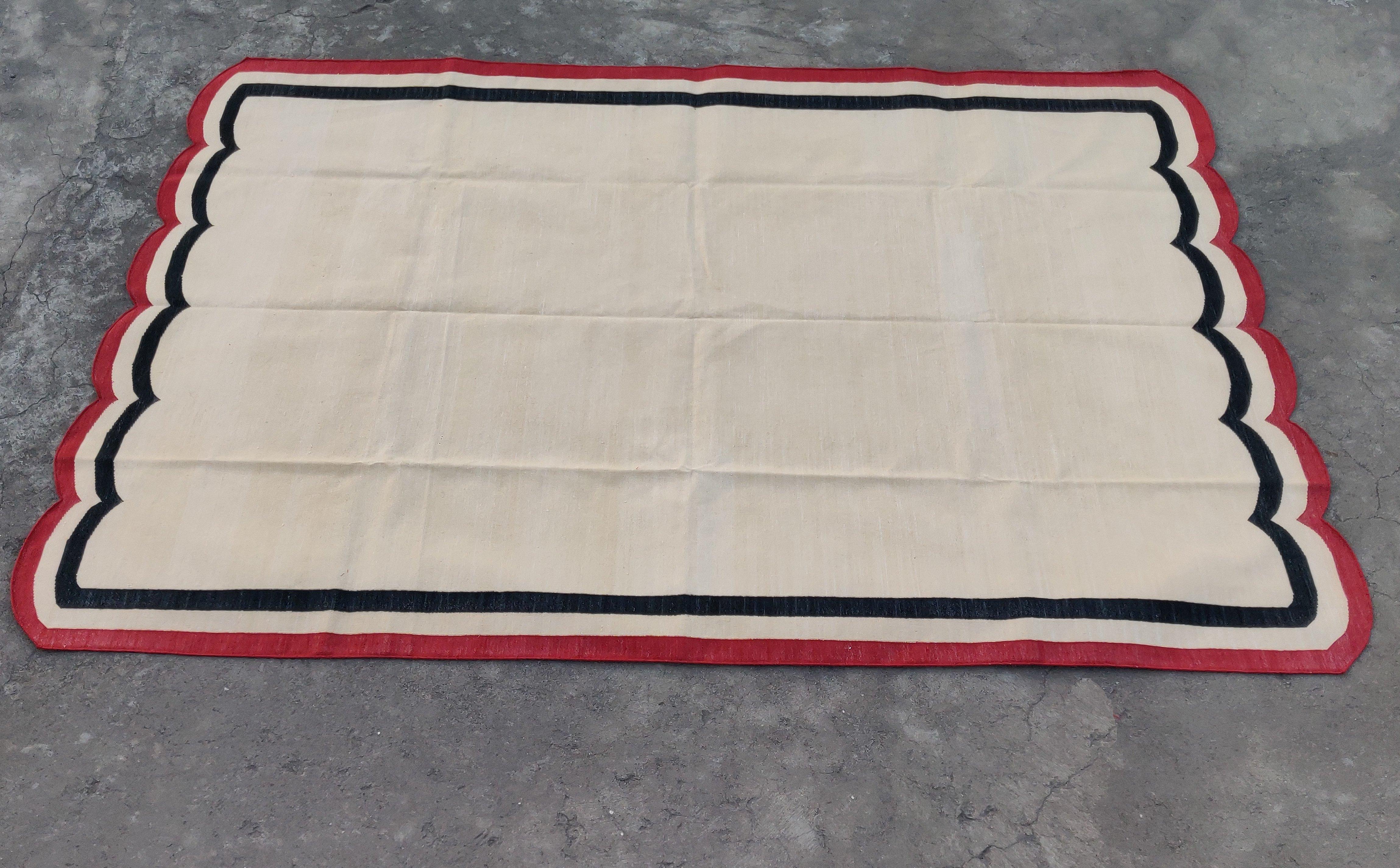 Handmade Cotton Area Flat Weave Rug, 6x9 Cream And Red Scalloped Kilim Dhurrie For Sale 5