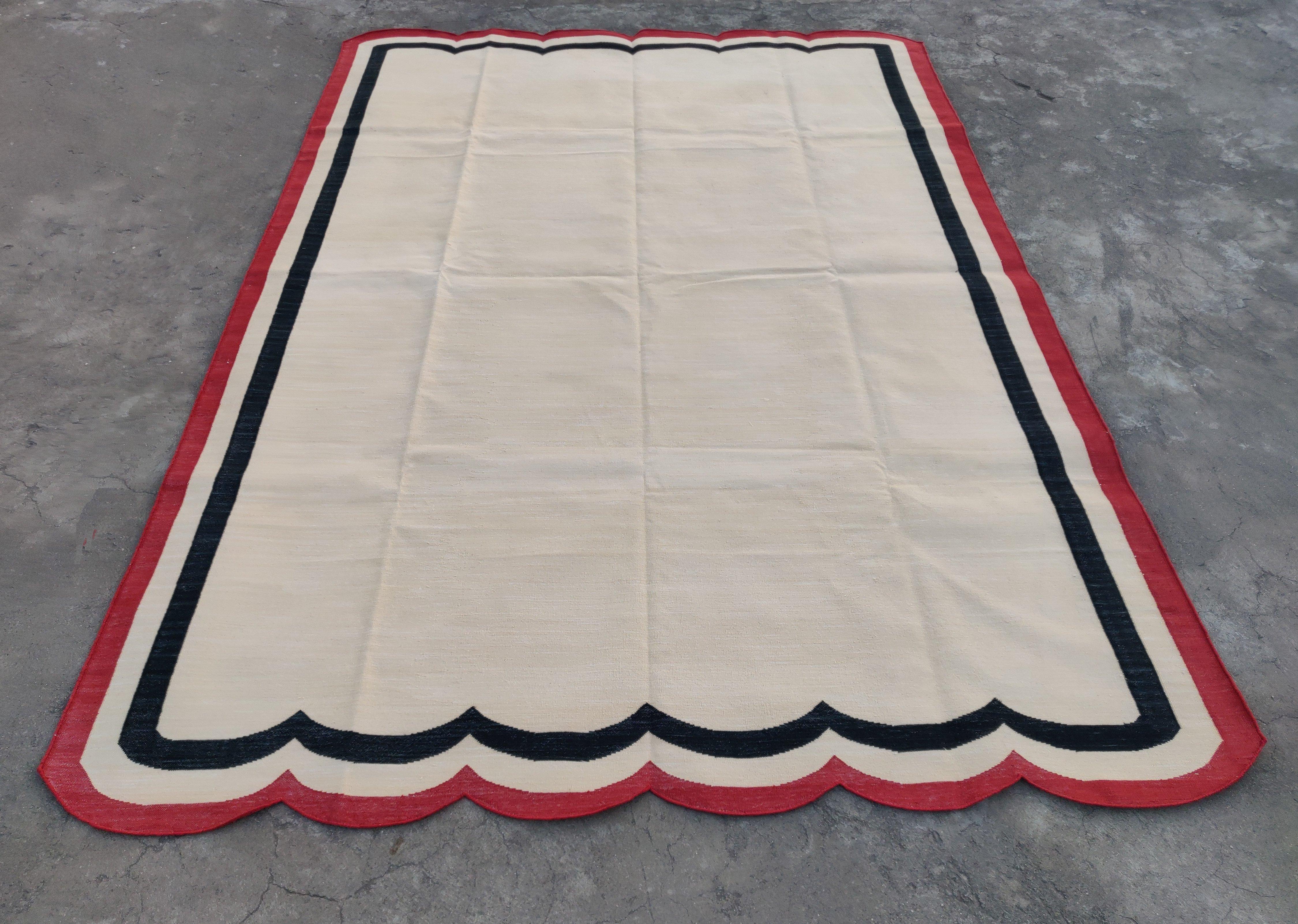 Handmade Cotton Area Flat Weave Rug, 6x9 Cream And Red Scalloped Kilim Dhurrie In New Condition For Sale In Jaipur, IN