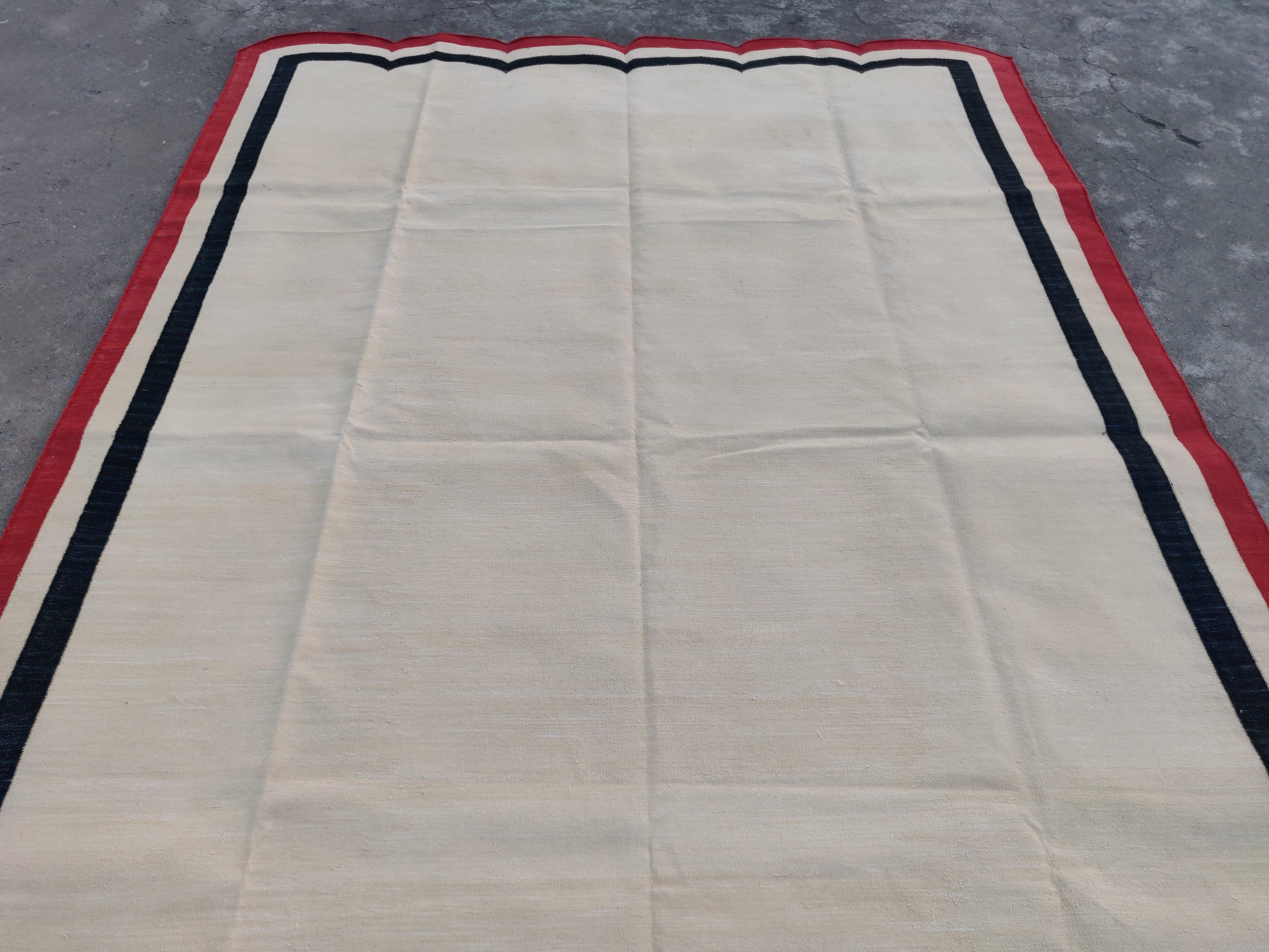 Handmade Cotton Area Flat Weave Rug, 6x9 Cream And Red Scalloped Kilim Dhurrie For Sale 1