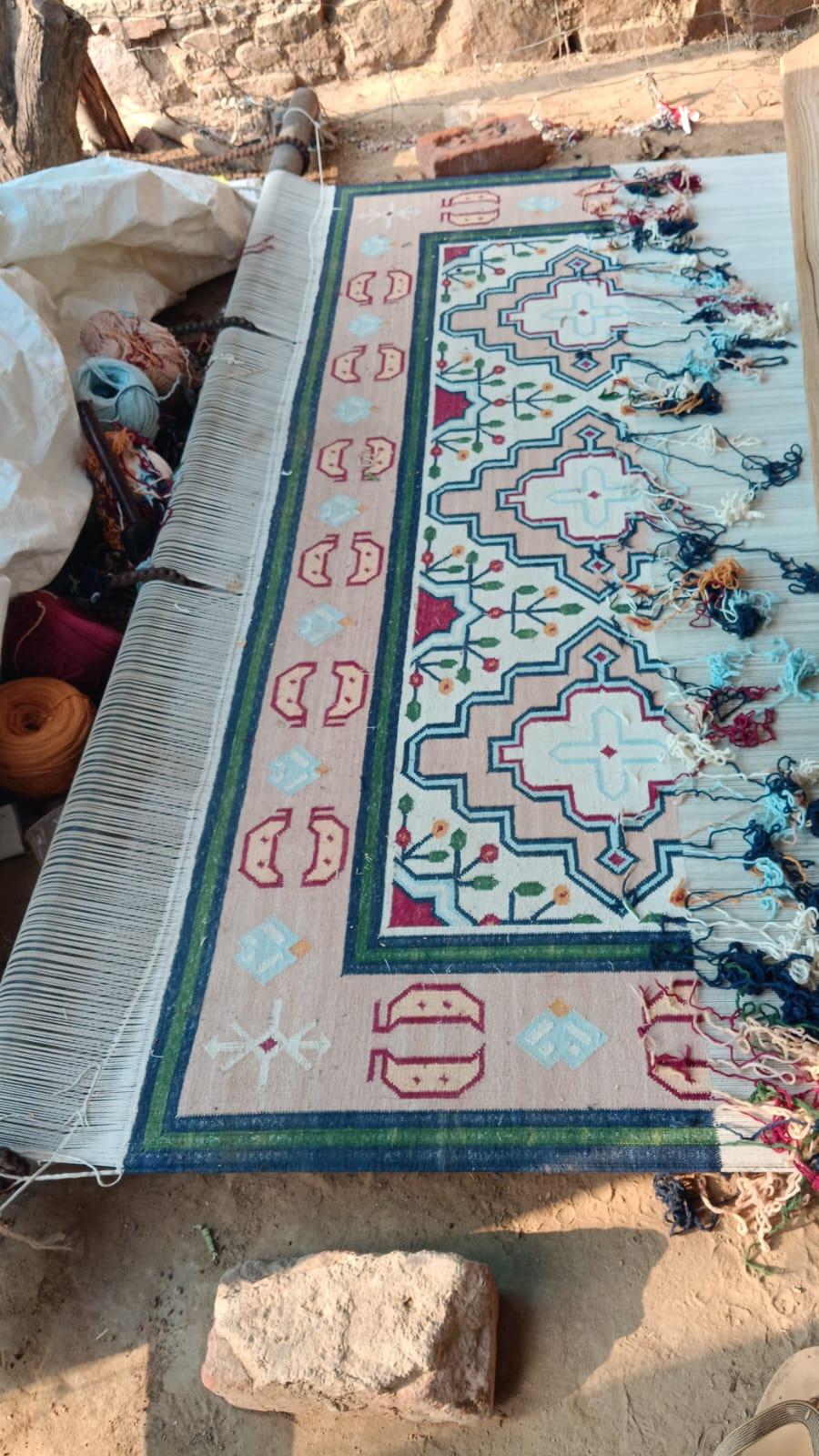 Handmade Cotton Area Flat Weave Rug, 6x9 Cream, Peach Geometric Indian Dhurrie For Sale 5
