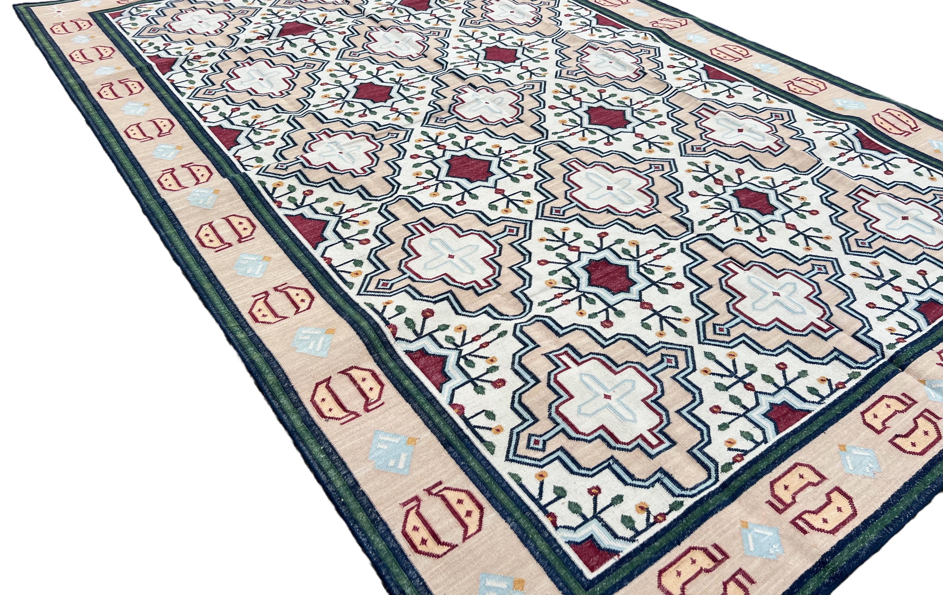 Handmade Cotton Area Flat Weave Rug, 6x9 Cream, Peach Geometric Indian Dhurrie In New Condition For Sale In Jaipur, IN