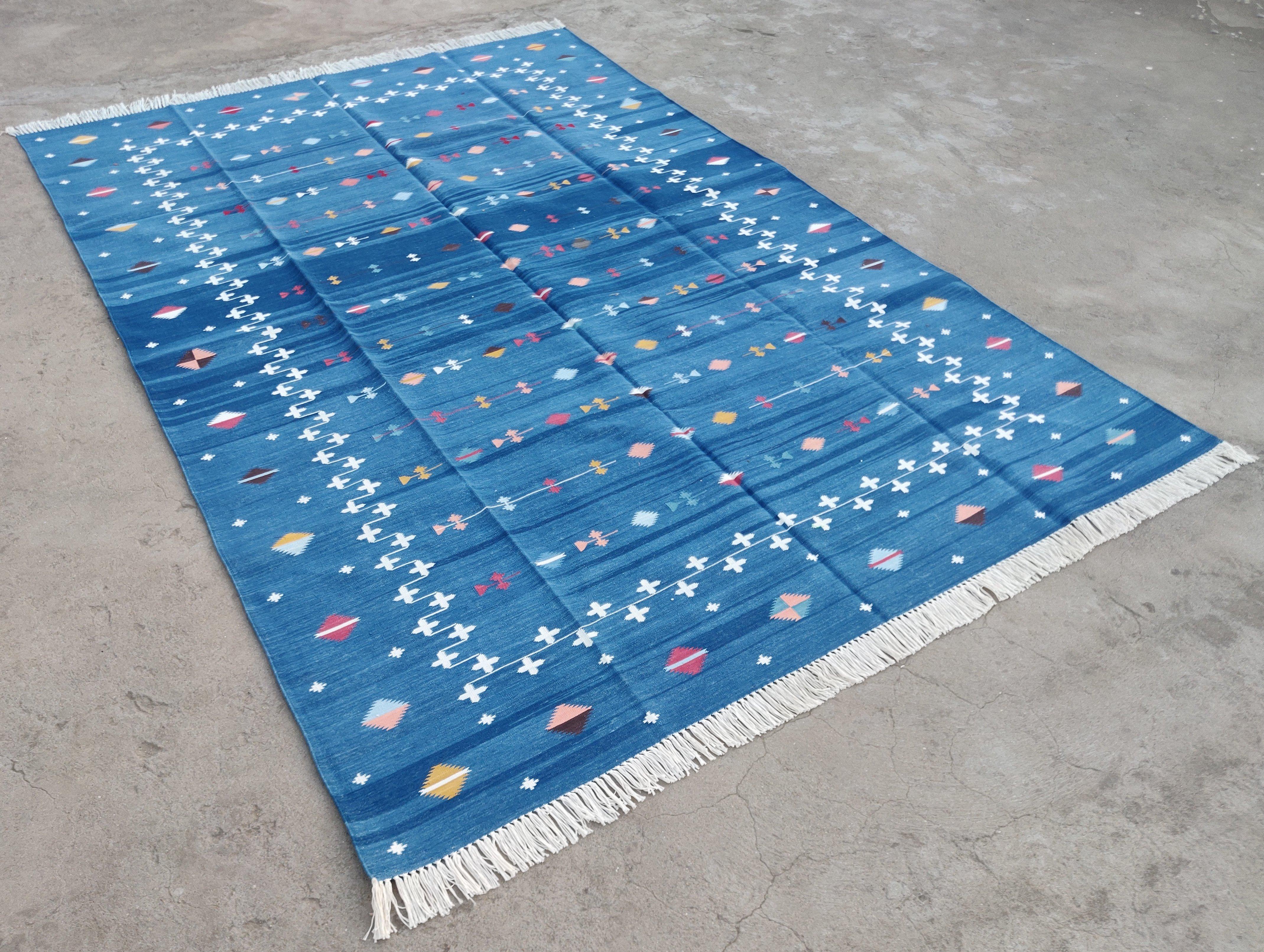 Tapis réversible en coton teint végétal bleu indigo et étoile filante indienne multicolore - 6'x9'.
Ces dhurries spéciales à tissage plat sont tissées à la main avec du fil 100 % coton 15 plis. En raison des techniques de fabrication spéciales