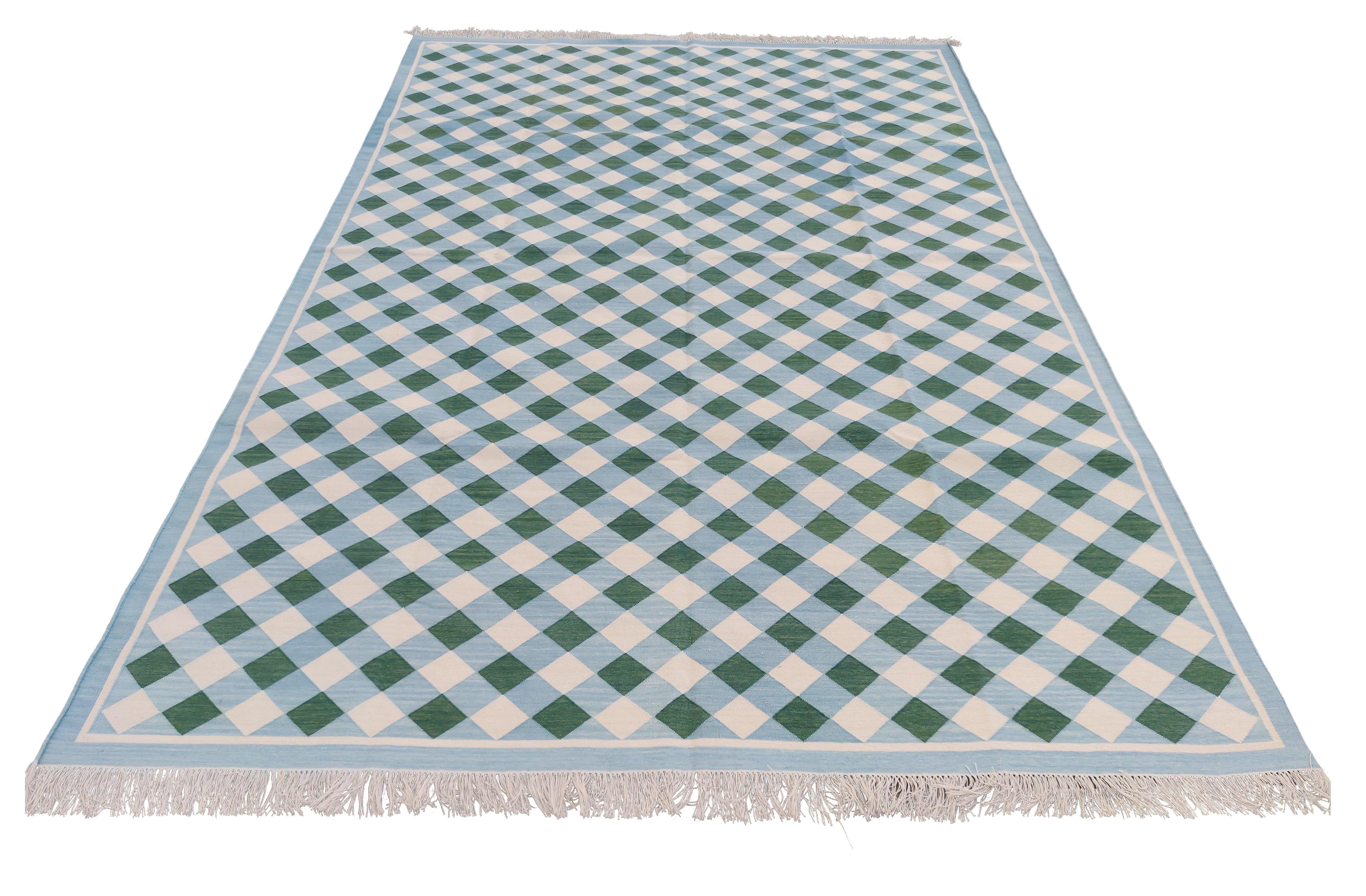 Tappeto in cotone tinto al vegetale, Tappeto indiano a quadri blu cielo, crema e verde 6'x9'
Queste speciali dhurry a trama piatta sono tessute a mano con un filo di cotone 100% a 15 strati. A causa delle speciali tecniche di produzione utilizzate