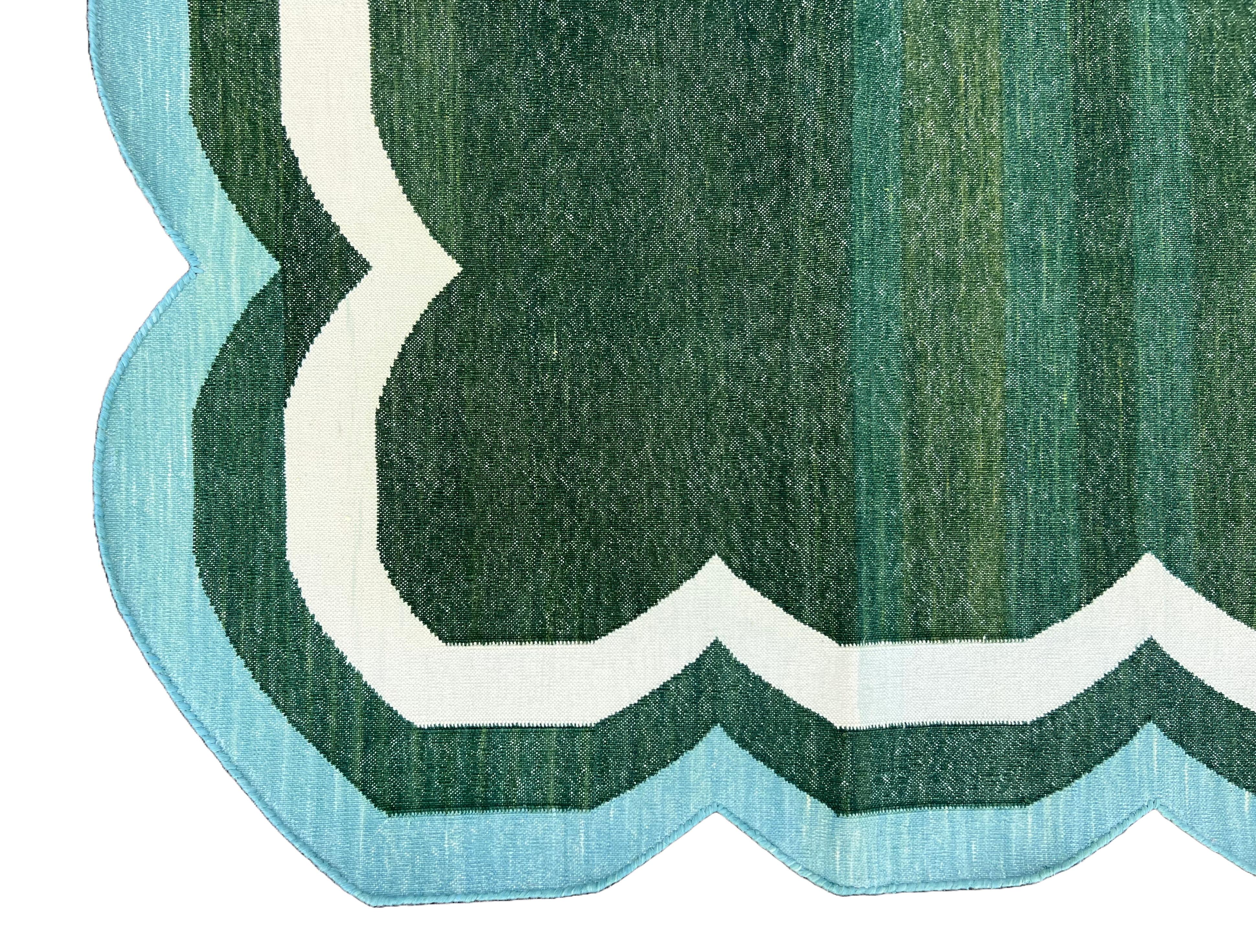 Alfombra de algodón hecha a mano de tejido plano, 6x9 Dhurrie india festoneada verde y azul en venta 3