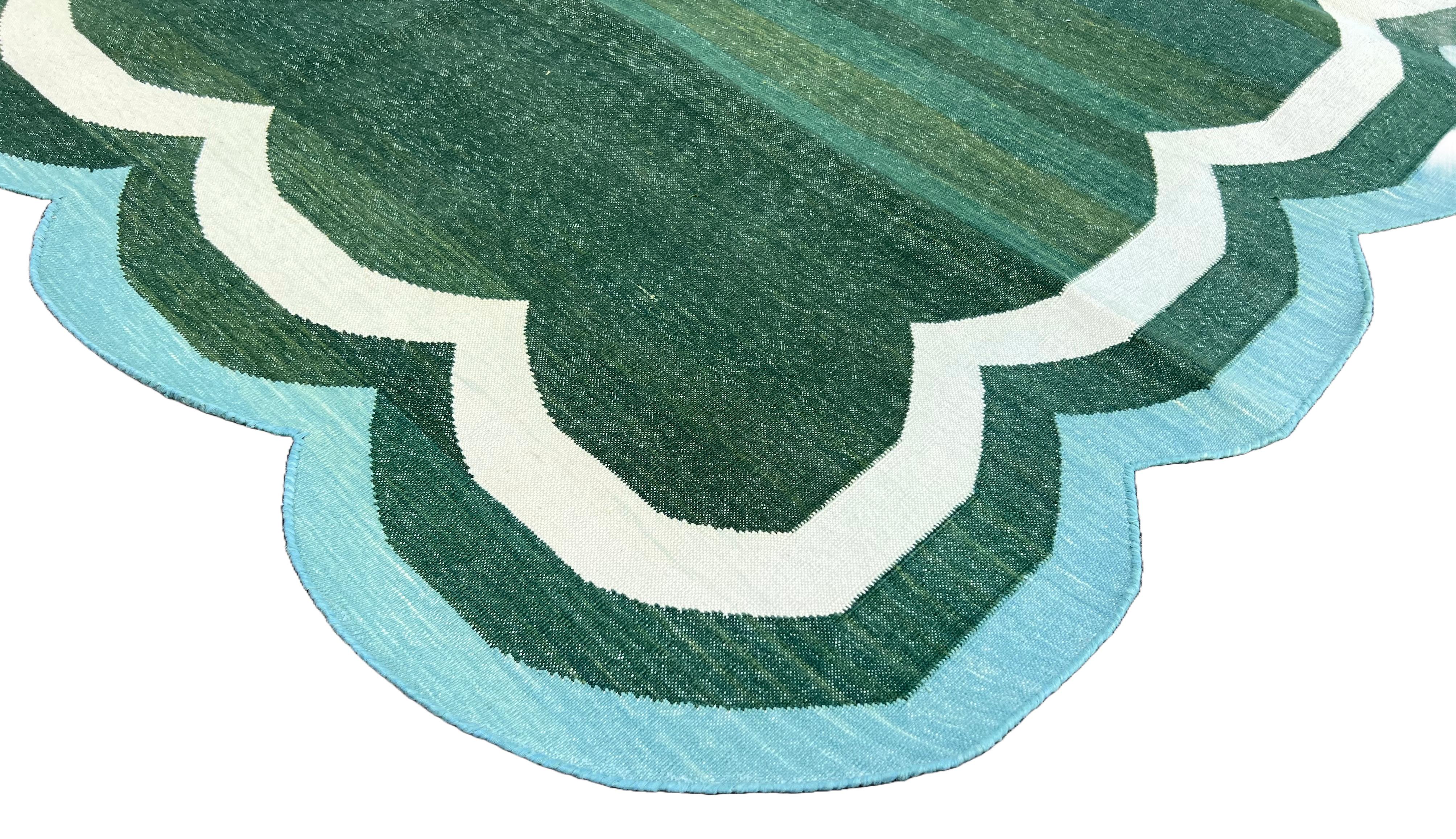 Alfombra de algodón hecha a mano de tejido plano, 6x9 Dhurrie india festoneada verde y azul Siglo XXI y contemporáneo en venta