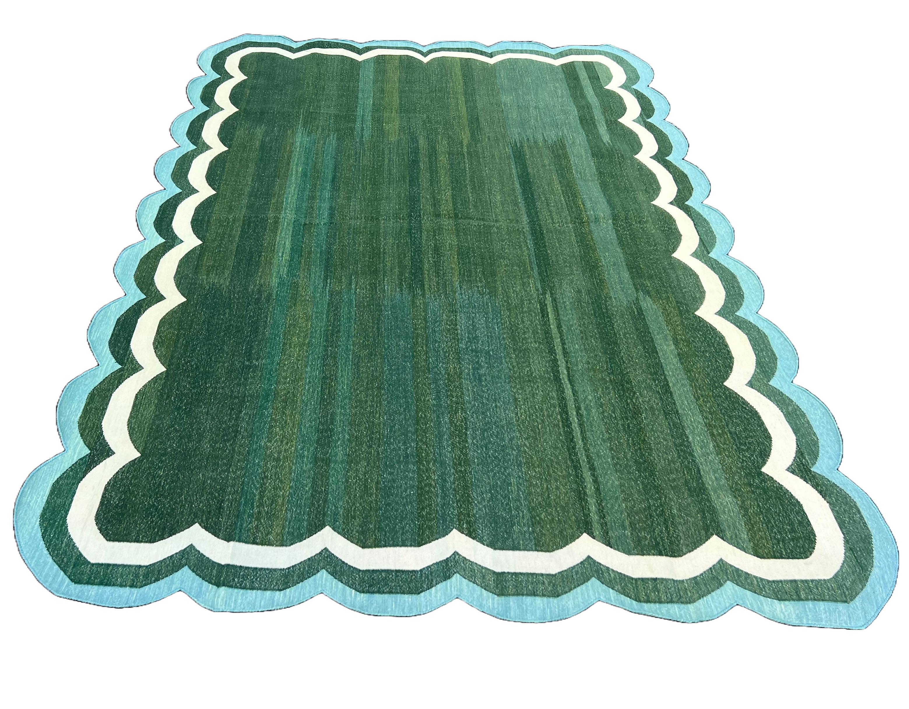 Alfombra de algodón hecha a mano de tejido plano, 6x9 Dhurrie india festoneada verde y azul en venta 1