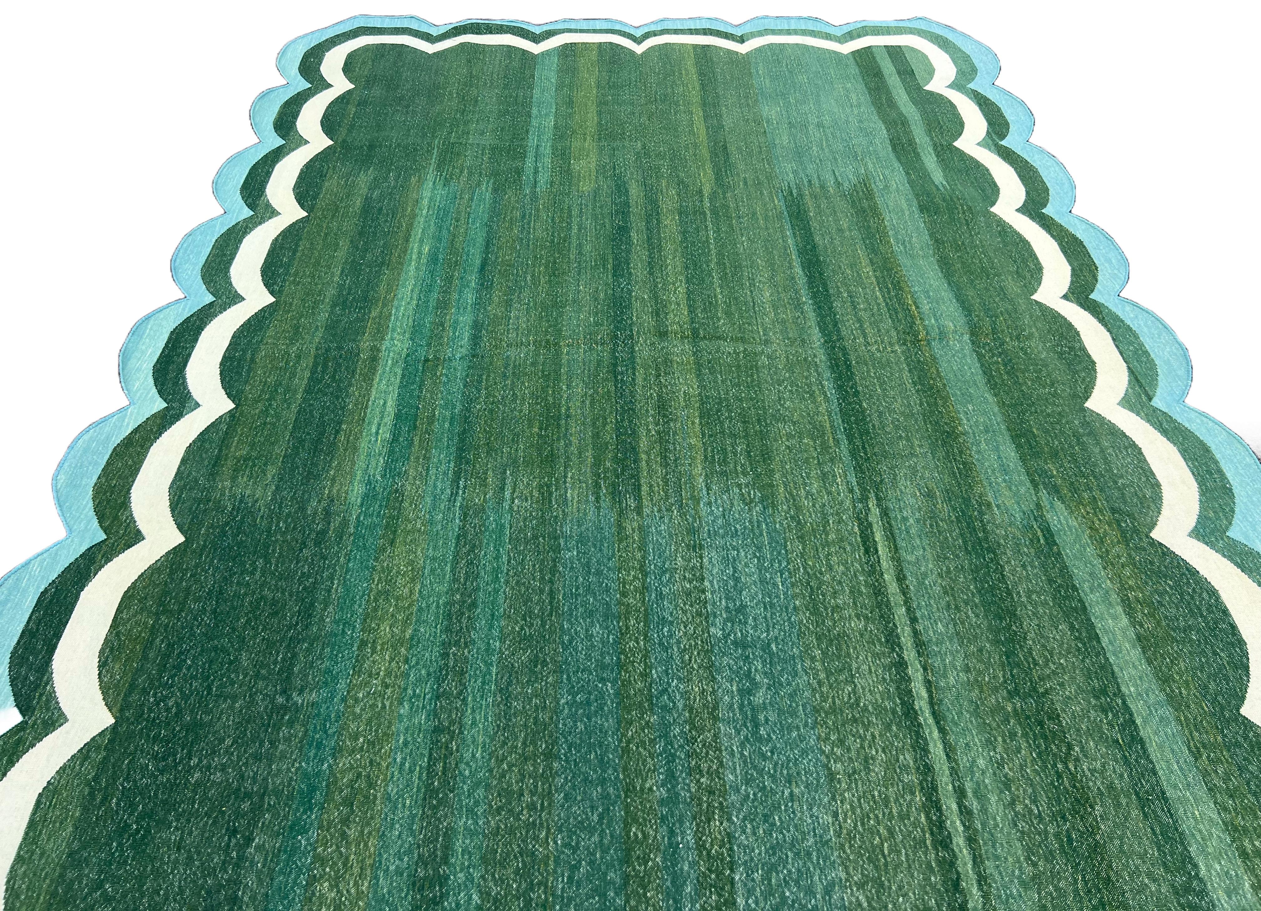 Alfombra de algodón hecha a mano de tejido plano, 6x9 Dhurrie india festoneada verde y azul en venta 2