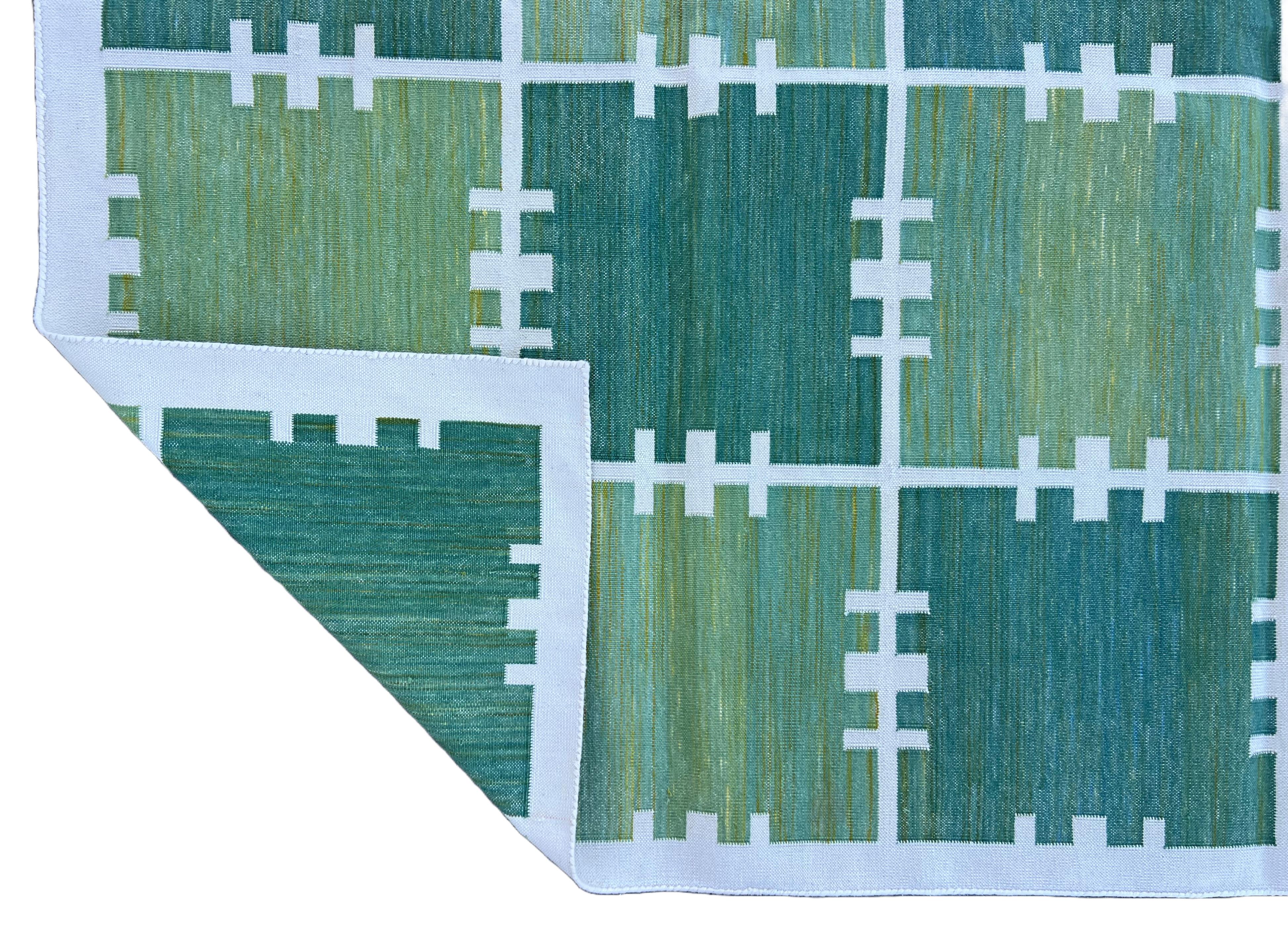 Tappeto indiano in cotone naturale tinto al vegetale, verde foresta e bianco sporco - Dimensioni 6'x9' (180x270cm)

Queste speciali dhurry a trama piatta sono tessute a mano con un filo di cotone 100% a 15 strati. A causa delle speciali tecniche di