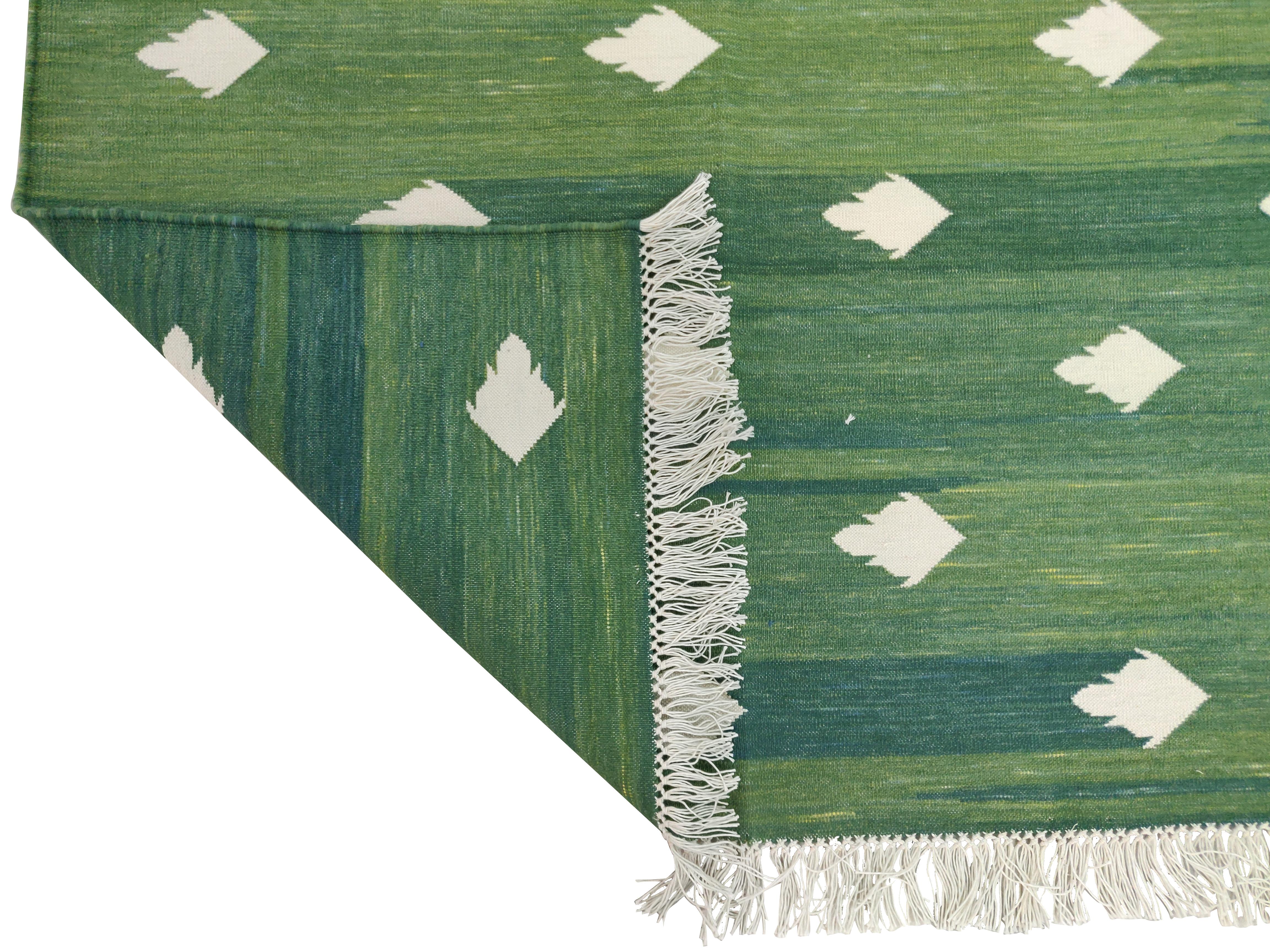 Handmade Cotton Area Flat Weave Rug, 6x9 Green And White Leaf Indian Dhurrie Rug In New Condition For Sale In Jaipur, IN