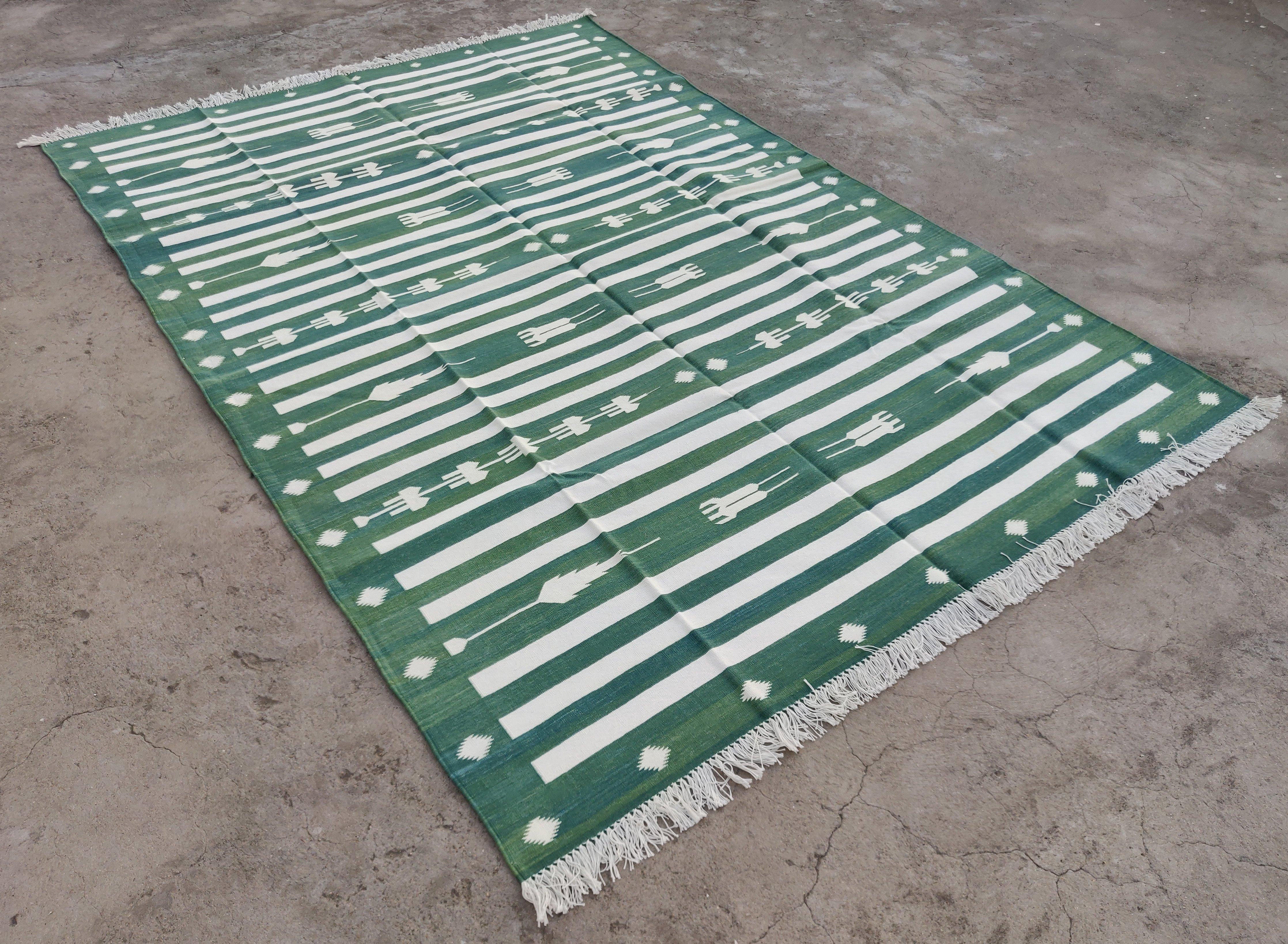 Vegetabil gefärbte Baumwolle, waldgrün und weiß gestreift, indischer Dhurrie-Teppich-6'x9' 

Diese speziellen flachgewebten Dhurries werden aus 15-fachem Garn aus 100% Baumwolle handgewebt. Aufgrund der speziellen Fertigungstechniken, die zur