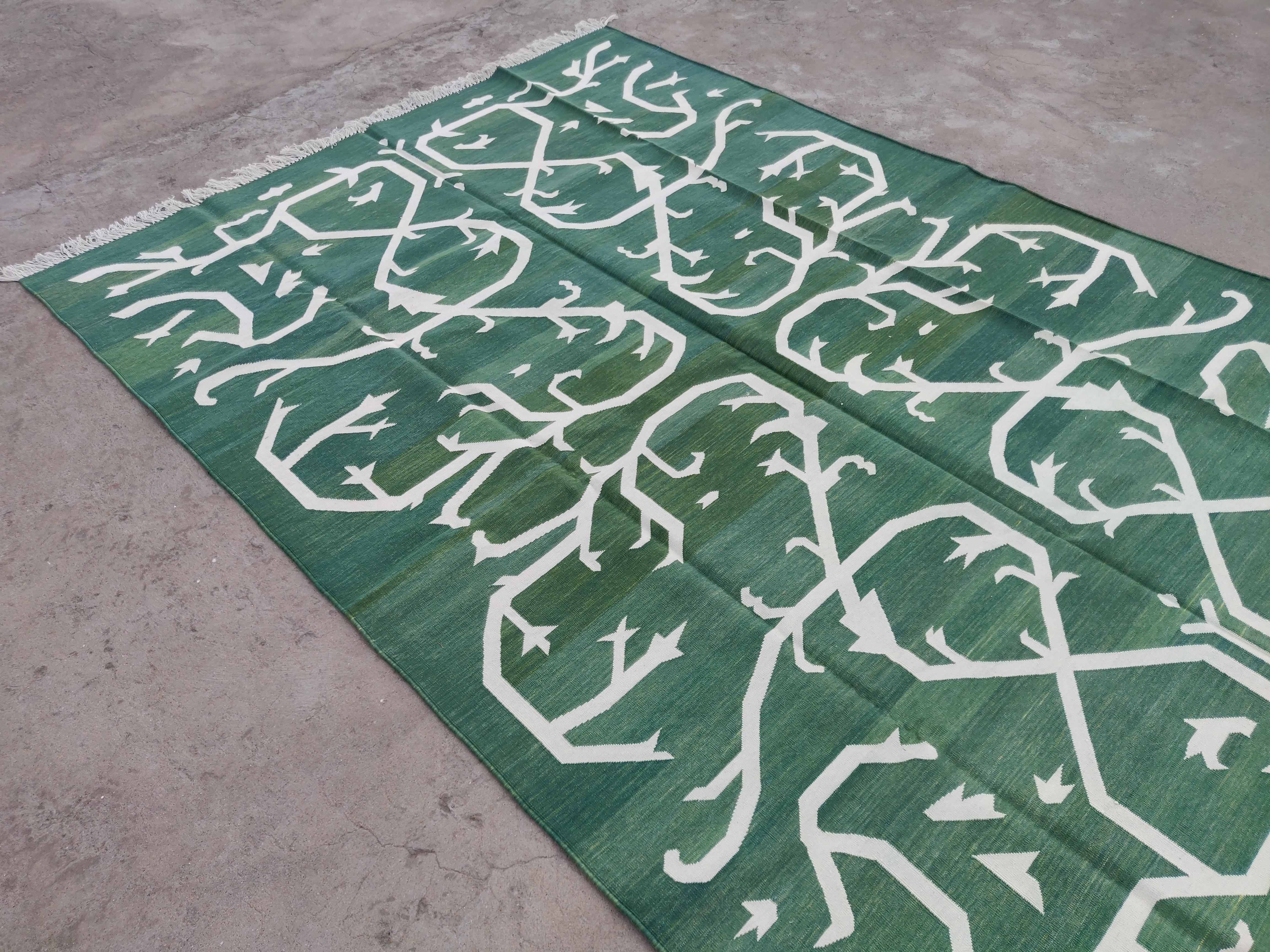 Handmade Cotton Area Flat Weave Rug, 6x9 Green And White Tree Indian Dhurrie Rug In New Condition For Sale In Jaipur, IN