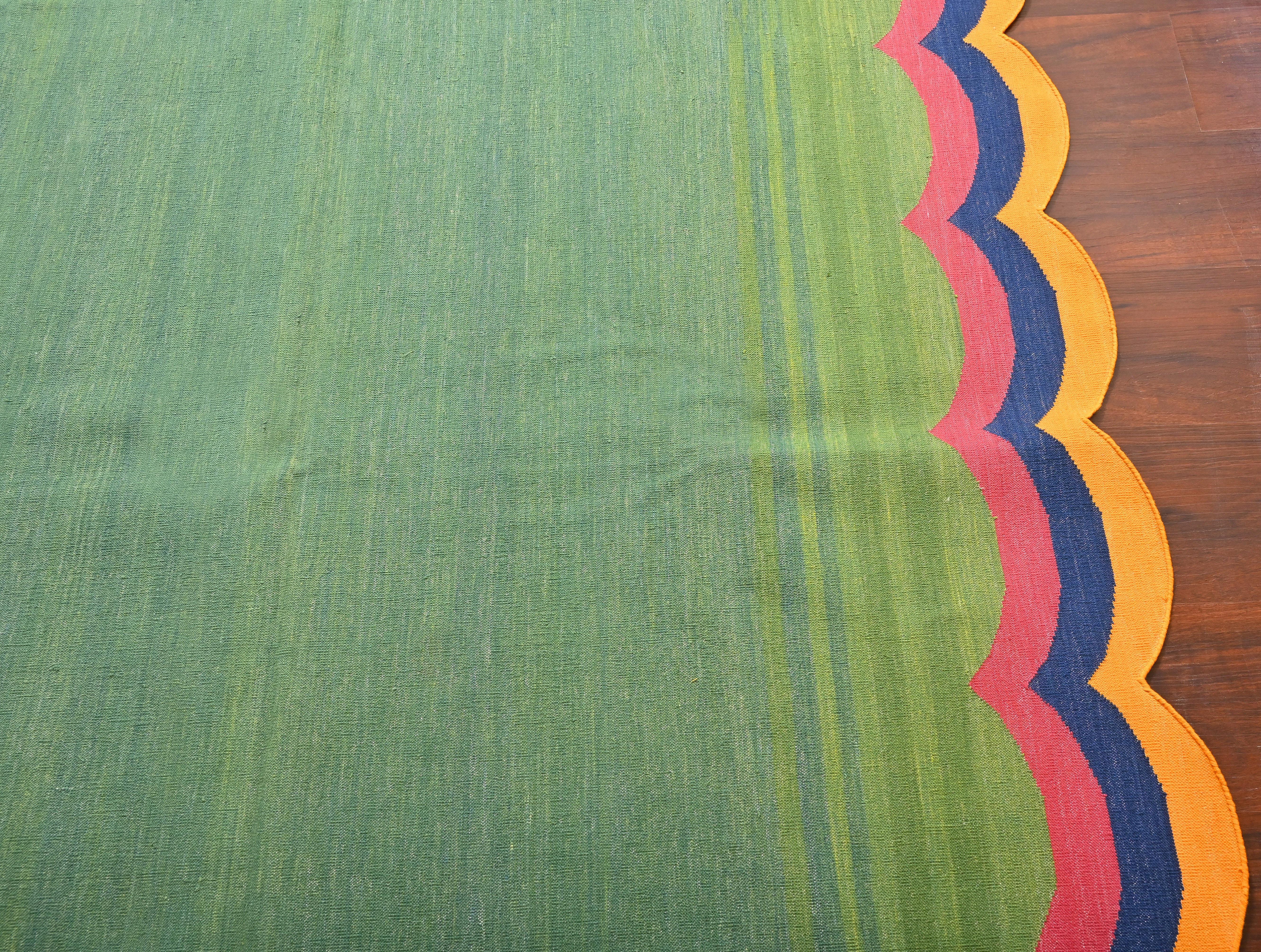 Handgefertigter flacher Baumwollteppich mit Flachgewebe, 6x9 Grüner und gelber Jakobsmuschel-Kelim Dhurrie (21. Jahrhundert und zeitgenössisch) im Angebot