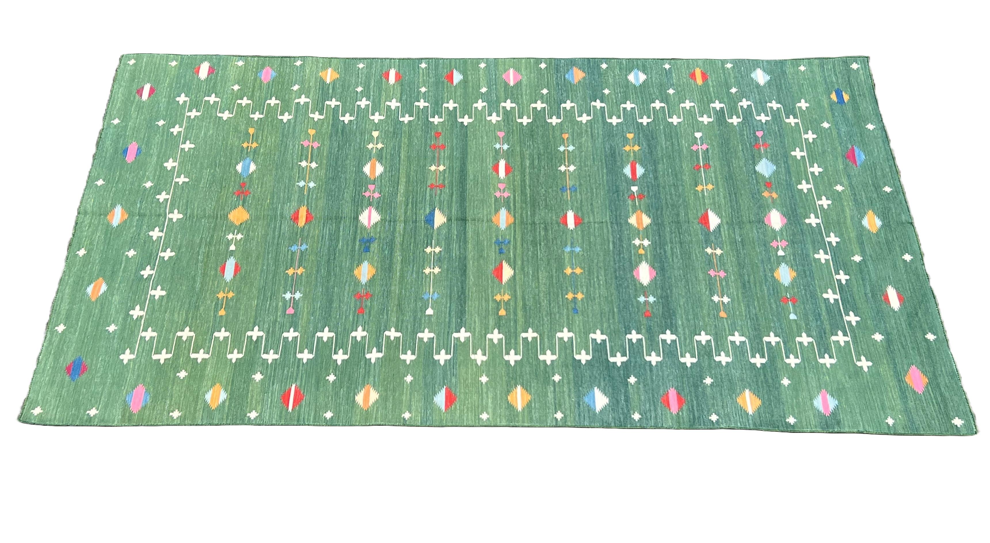 Alfombra de algodón teñido de verde bosque y multicolor Estrella fugaz 180x270 cm (6'x9')

Estas dhurries especiales de tejido plano están tejidas a mano con hilo de 15 cabos de algodón 100%. Debido a las técnicas especiales de fabricación