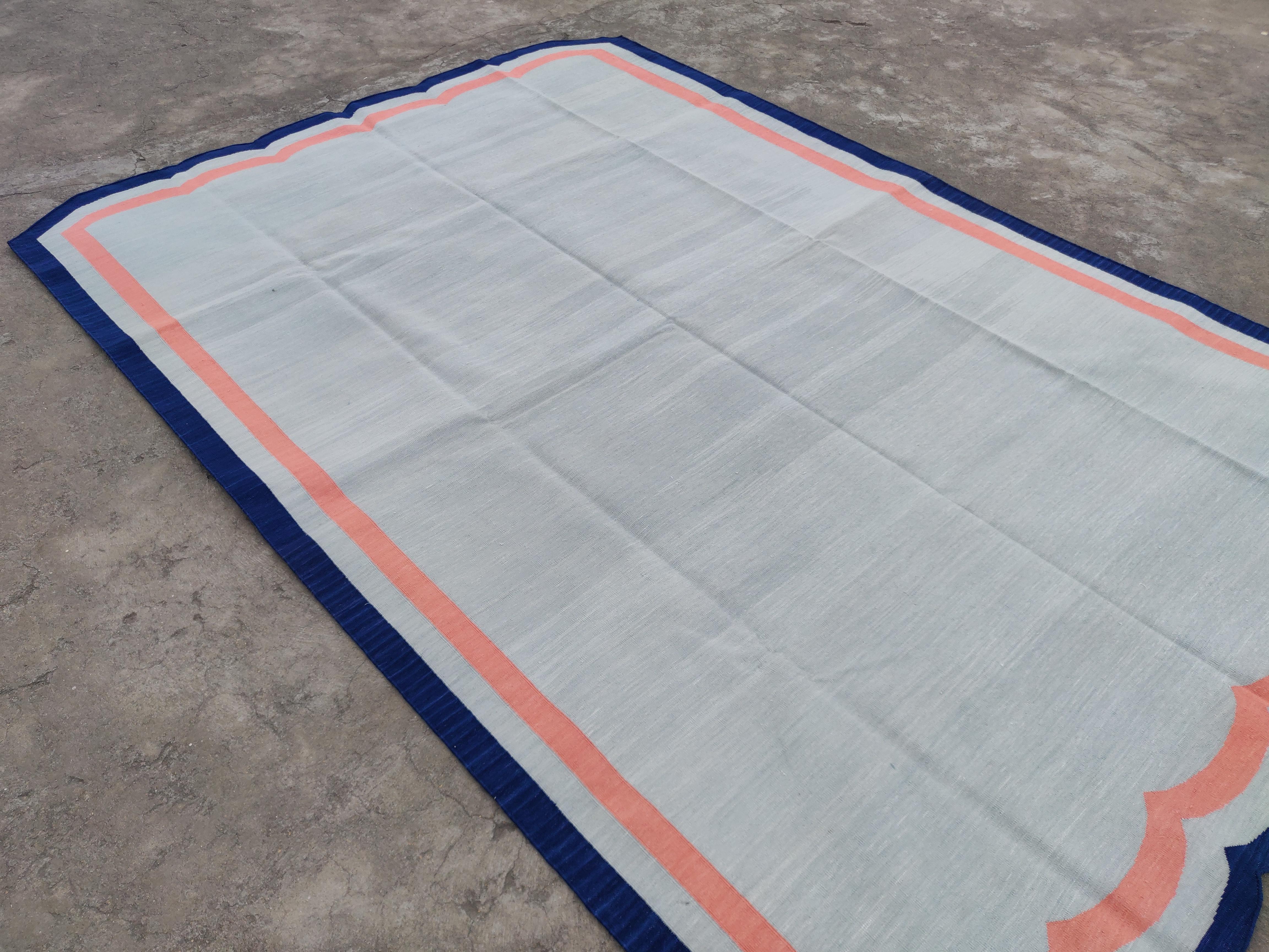 Handmade Cotton Area Flat Weave Rug, 6x9 Grey And Blue Scalloped Indian Dhurrie In New Condition For Sale In Jaipur, IN