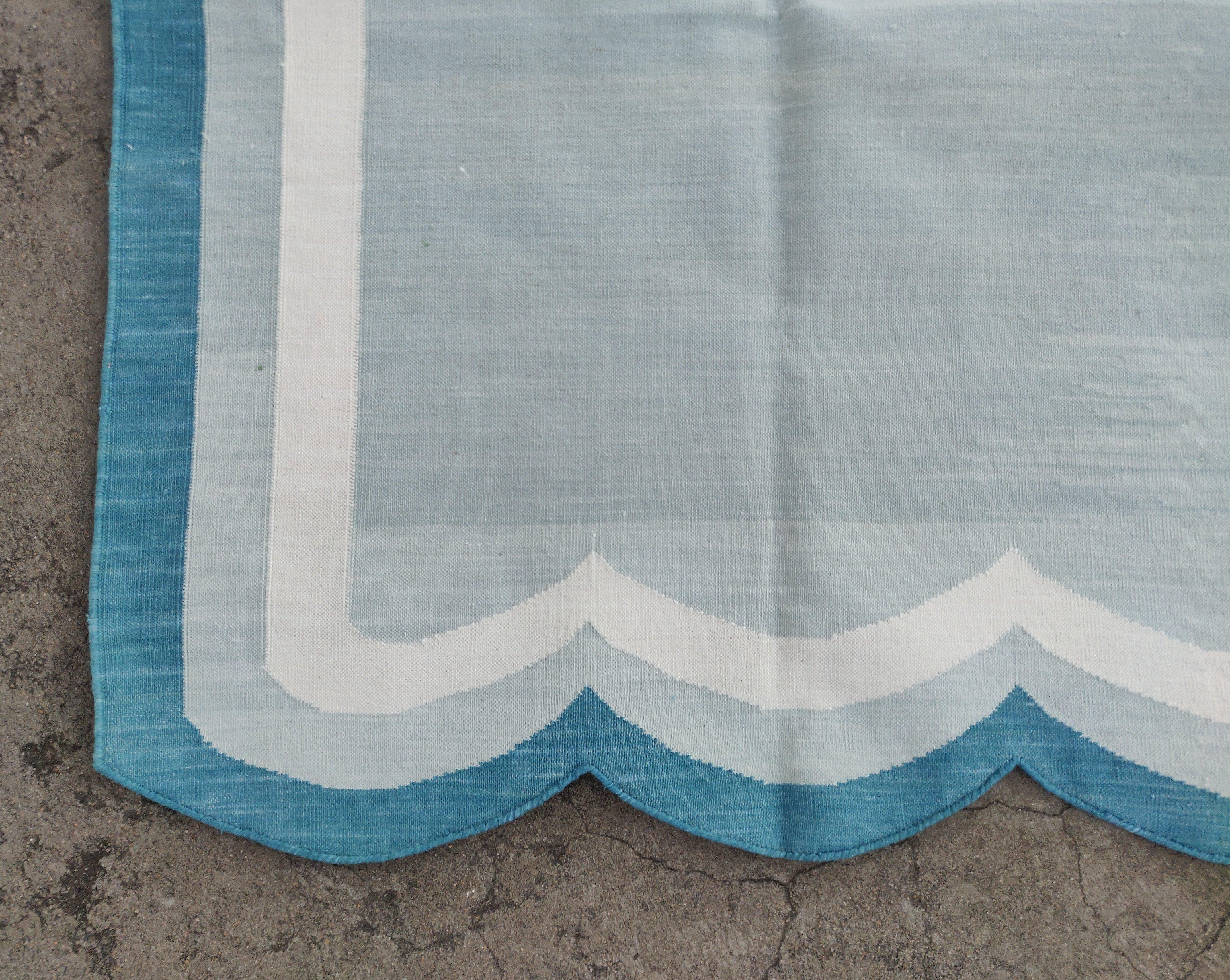 Handgefertigter Flachgewebe-Teppich aus Baumwolle, 6x9 Grau und Blau, mit Wellenschliff, Kelim Dhurrie im Zustand „Neu“ im Angebot in Jaipur, IN