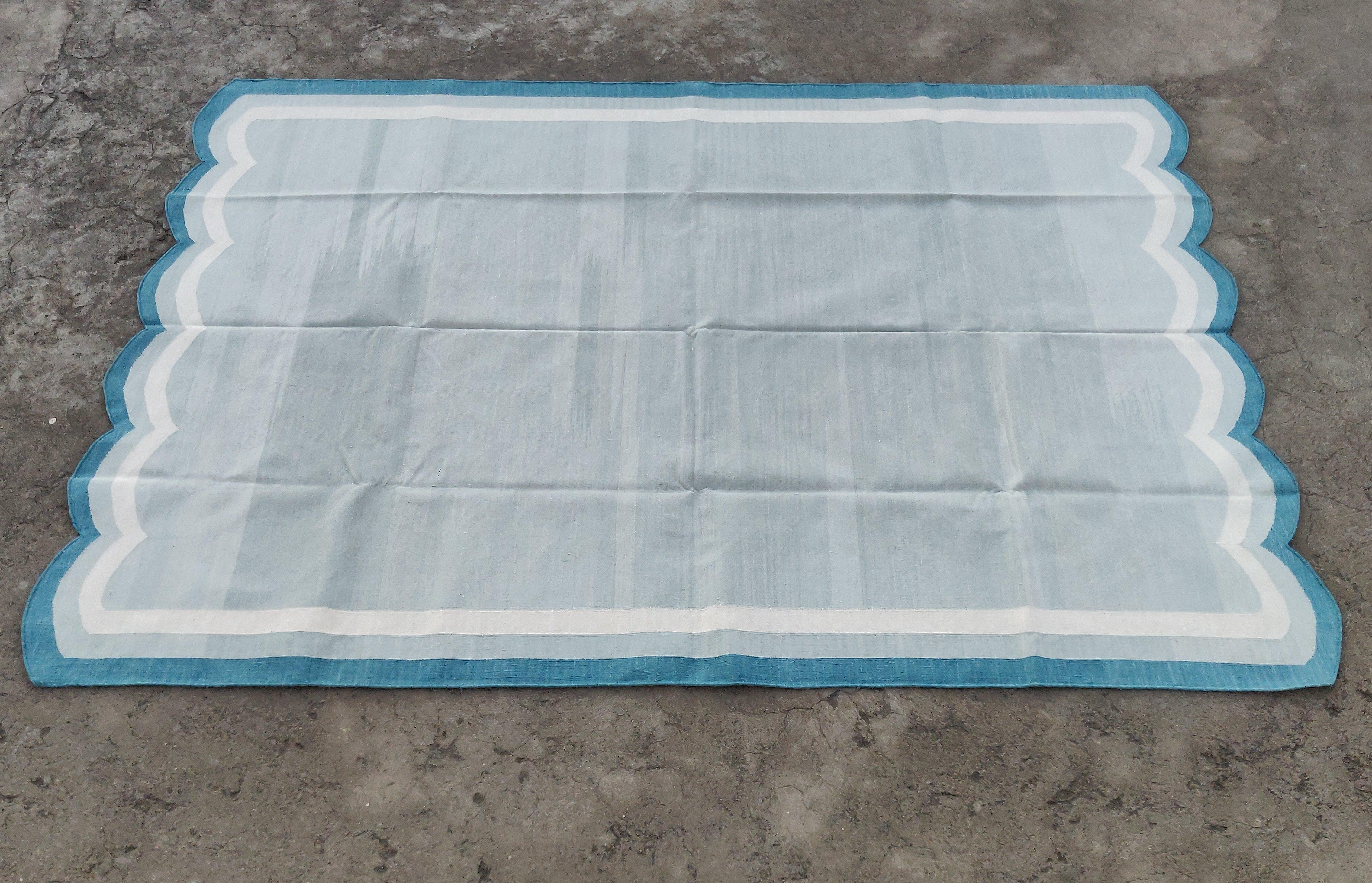 Handgefertigter Flachgewebe-Teppich aus Baumwolle, 6x9 Grau und Blau, mit Wellenschliff, Kelim Dhurrie im Angebot 1