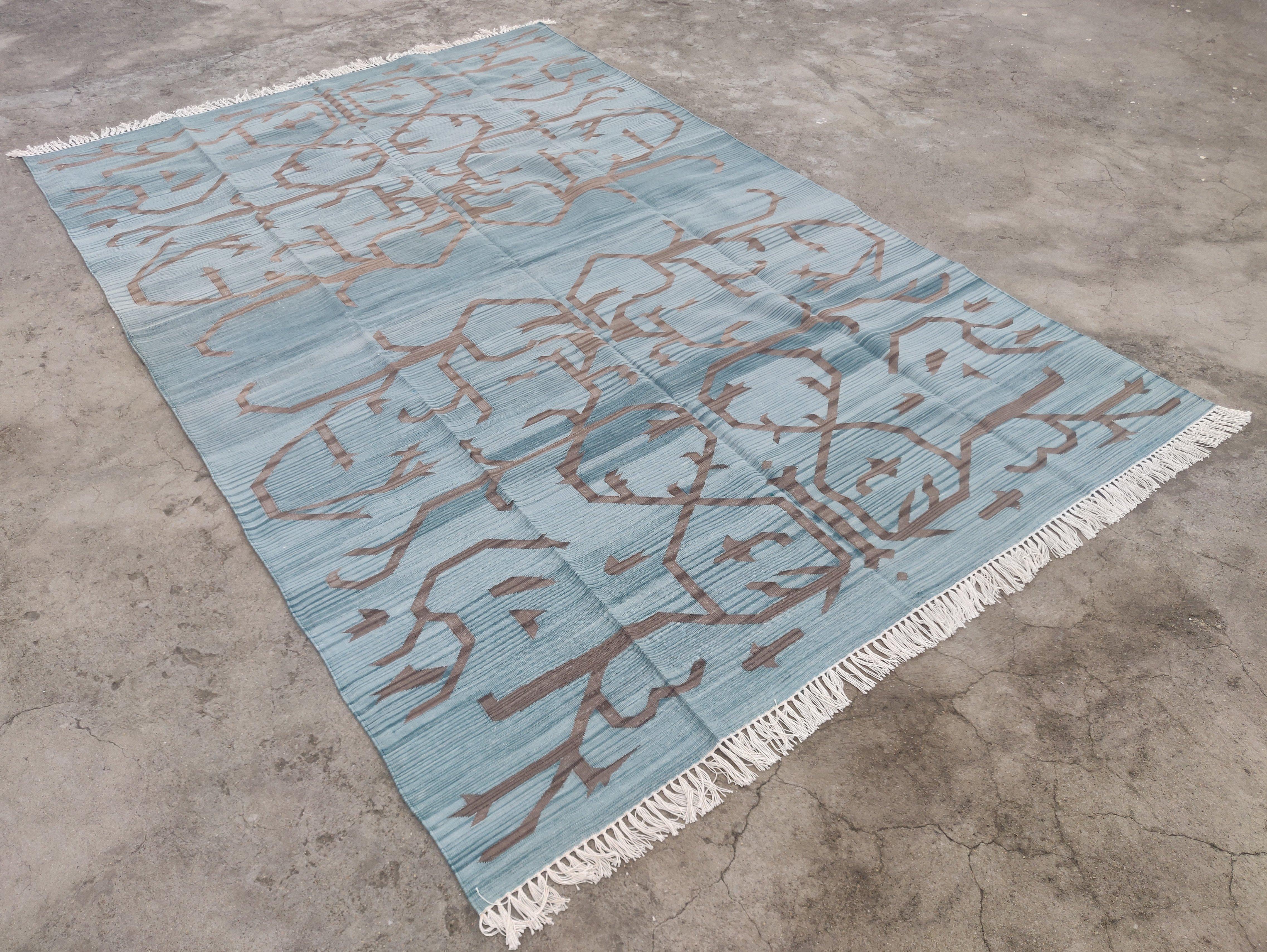 Tappeto Dhurrie indiano in cotone tinto al vegetale grigio e marrone con motivo ad albero 6'x9' 

Queste speciali dhurry a trama piatta sono tessute a mano con un filo di cotone 100% a 15 strati. A causa delle speciali tecniche di produzione
