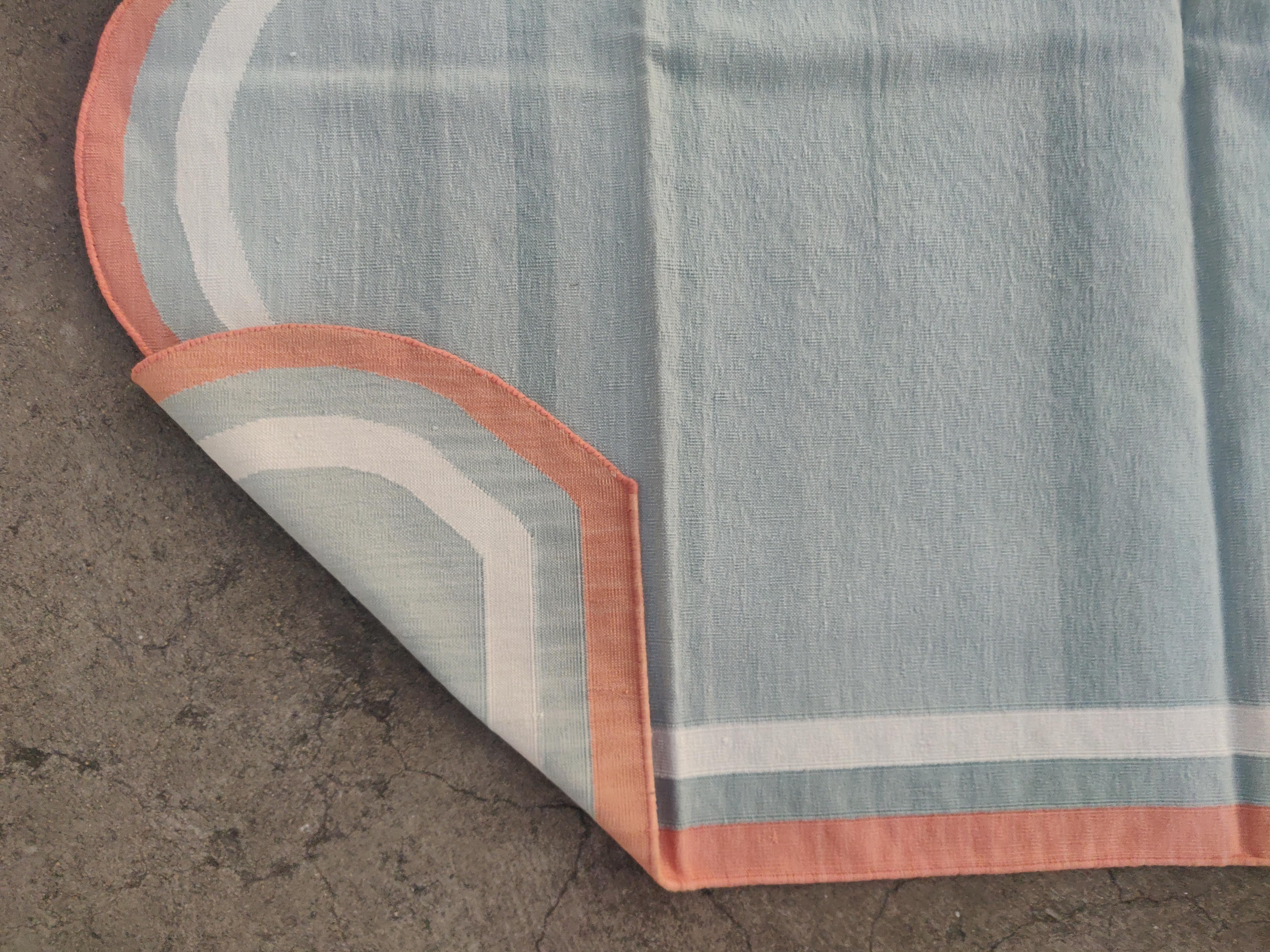 Handgefertigter Flachgewebe-Teppich aus Baumwolle, 6x9 Grau und Koralle mit Wellenschliff, indischer Dhurrie im Angebot 3