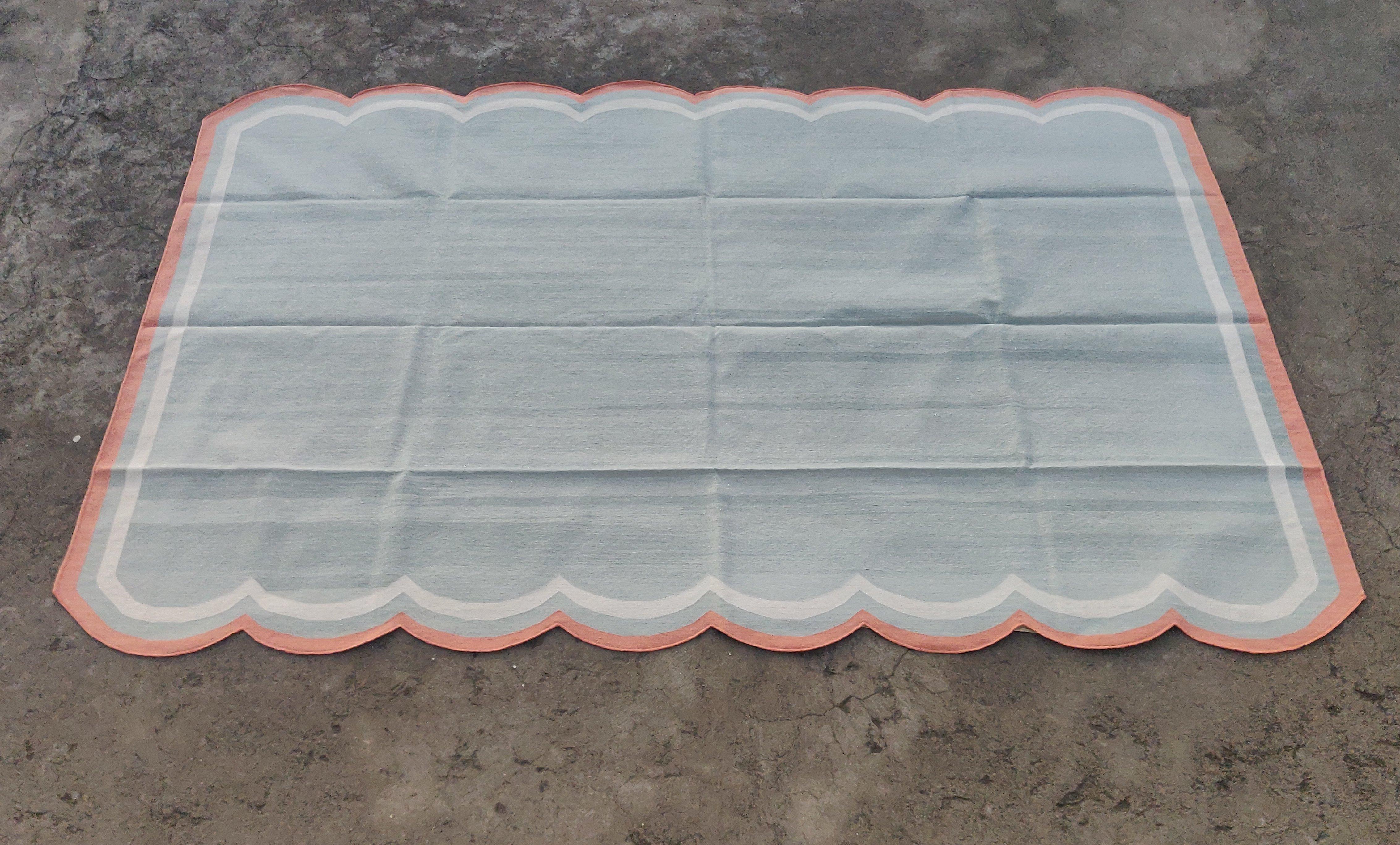 Handgefertigter Flachgewebe-Teppich aus Baumwolle, 6x9 Grau und Koralle mit Wellenschliff, indischer Dhurrie im Angebot 4