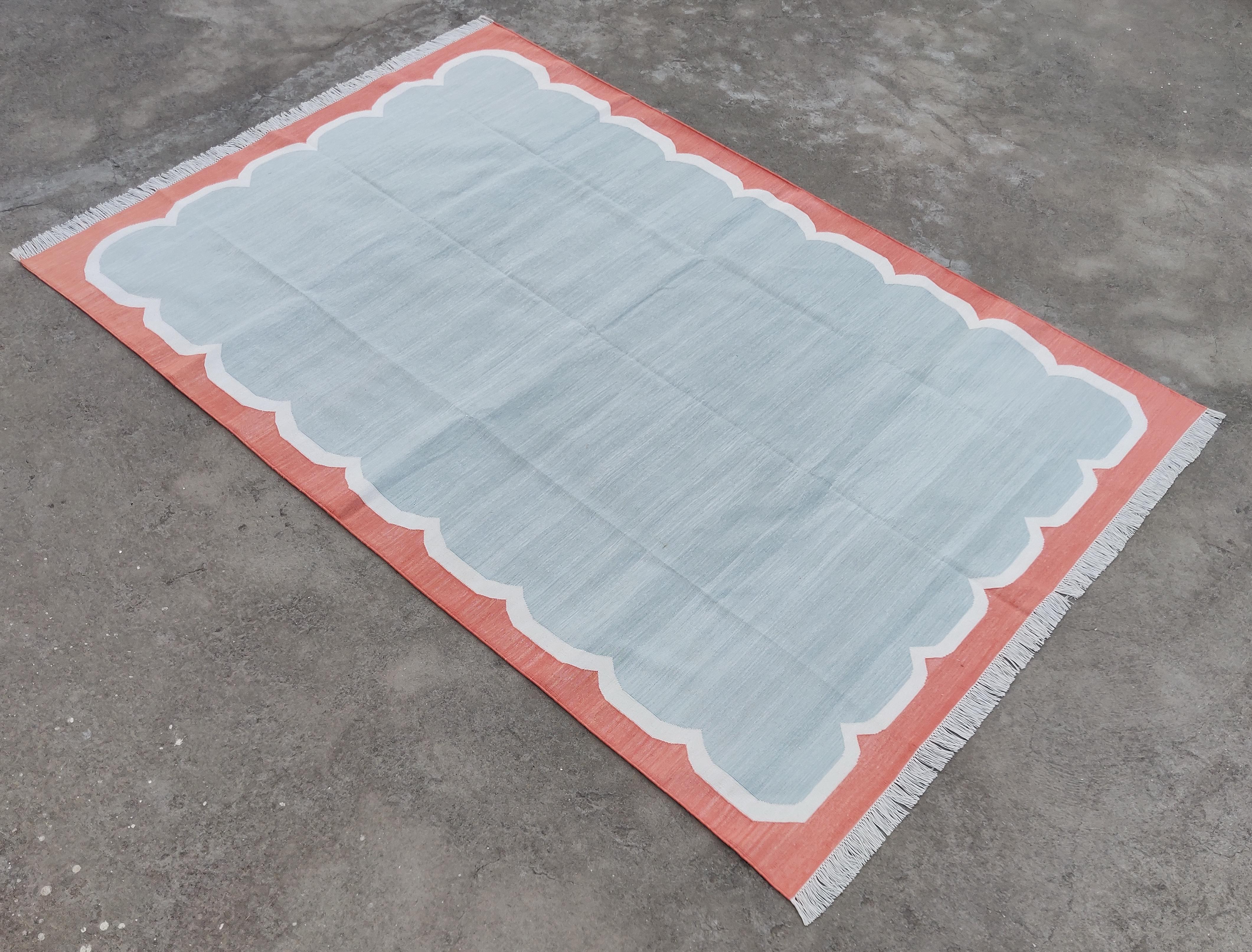 Tappeto a tessitura piatta in cotone fatto a mano, 6x9 Grigio e corallo smerlato in vendita 3