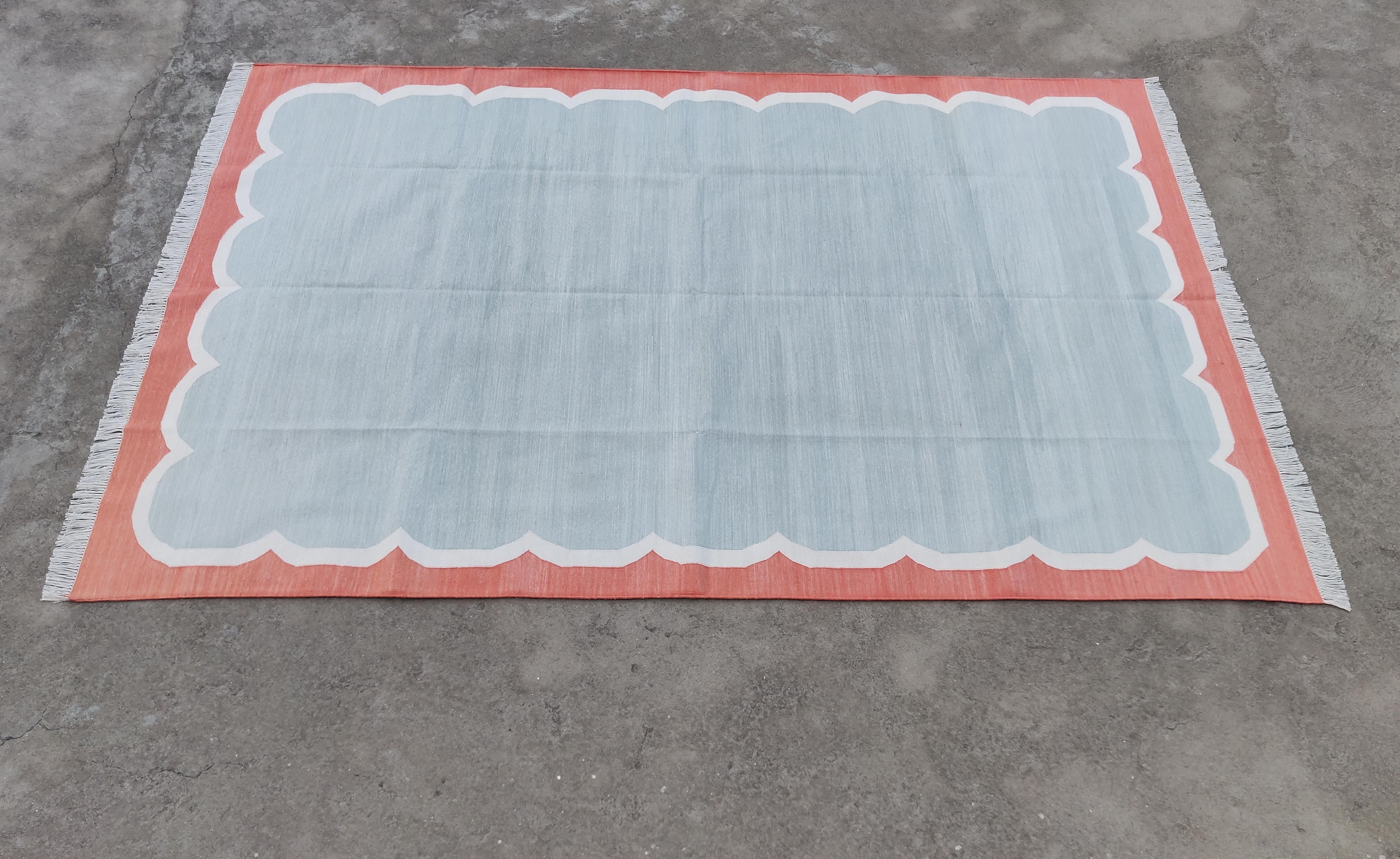 Tappeto a tessitura piatta in cotone fatto a mano, 6x9 Grigio e corallo smerlato in vendita 4