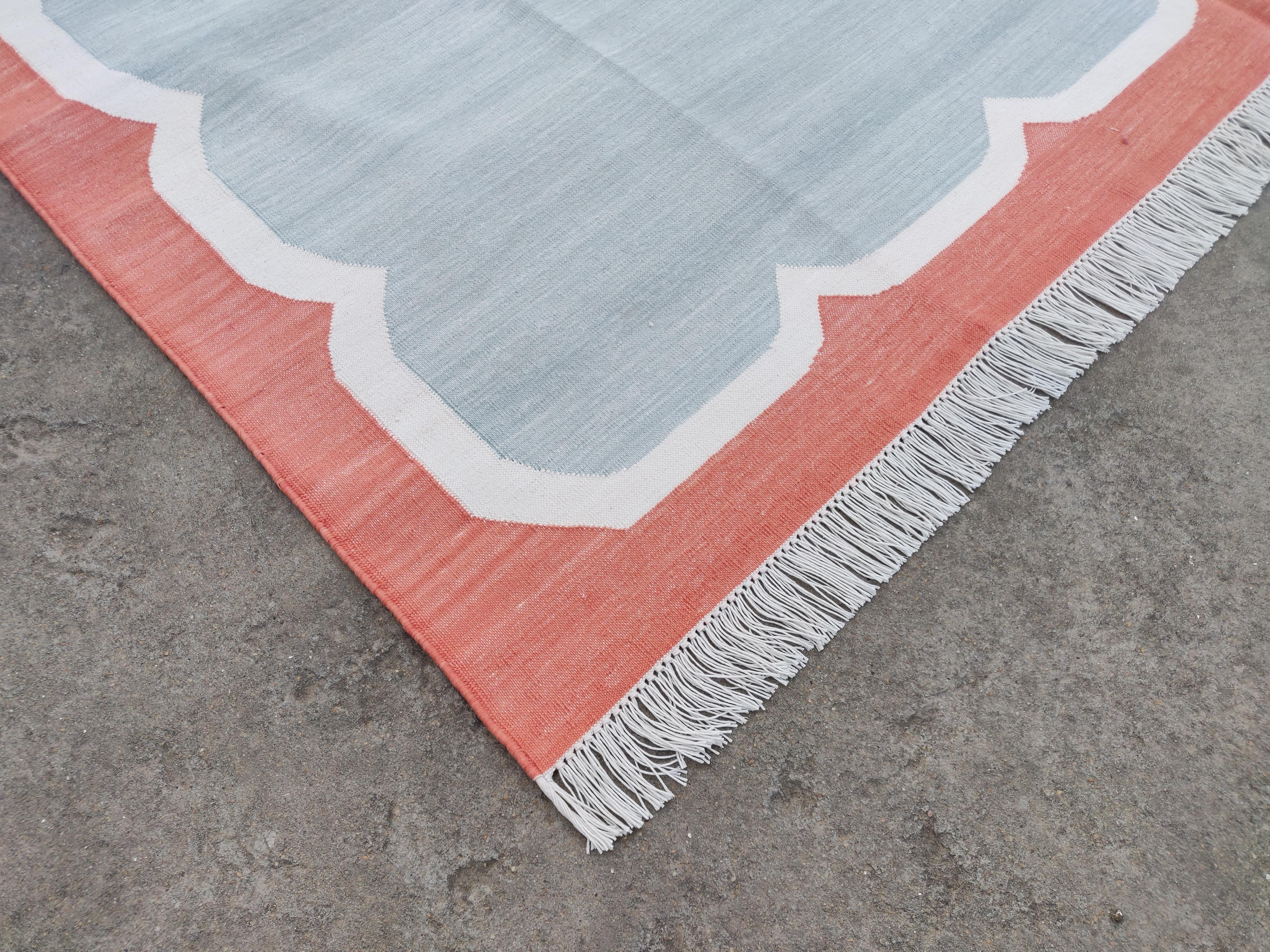 Mid-Century Modern Handmade Cotton Area Flat Weave Rug, 6x9 Grey And Coral Scalloped Indian Dhurrie For Sale