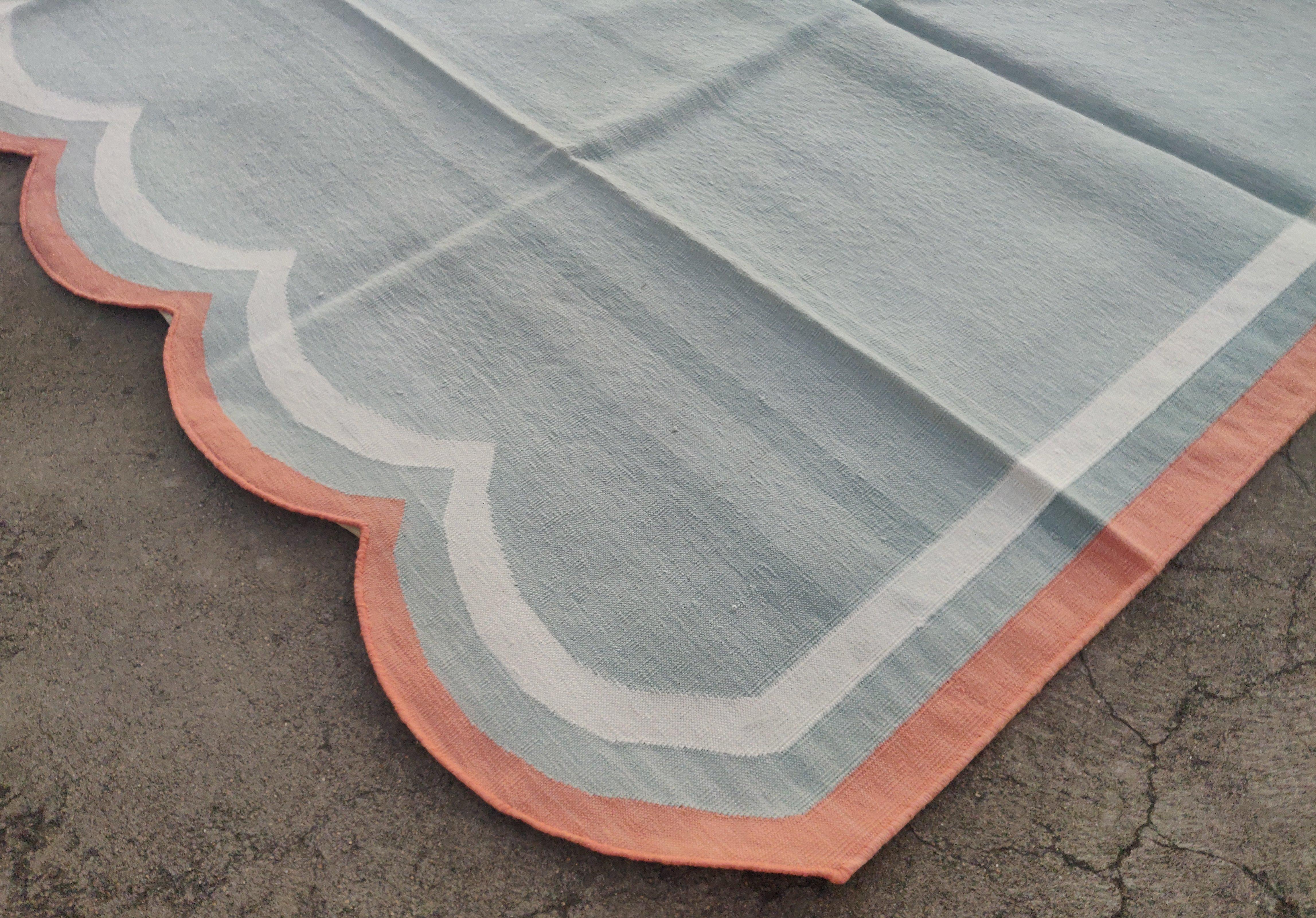 Handgefertigter Flachgewebe-Teppich aus Baumwolle, 6x9 Grau und Koralle mit Wellenschliff, indischer Dhurrie (Indisch) im Angebot