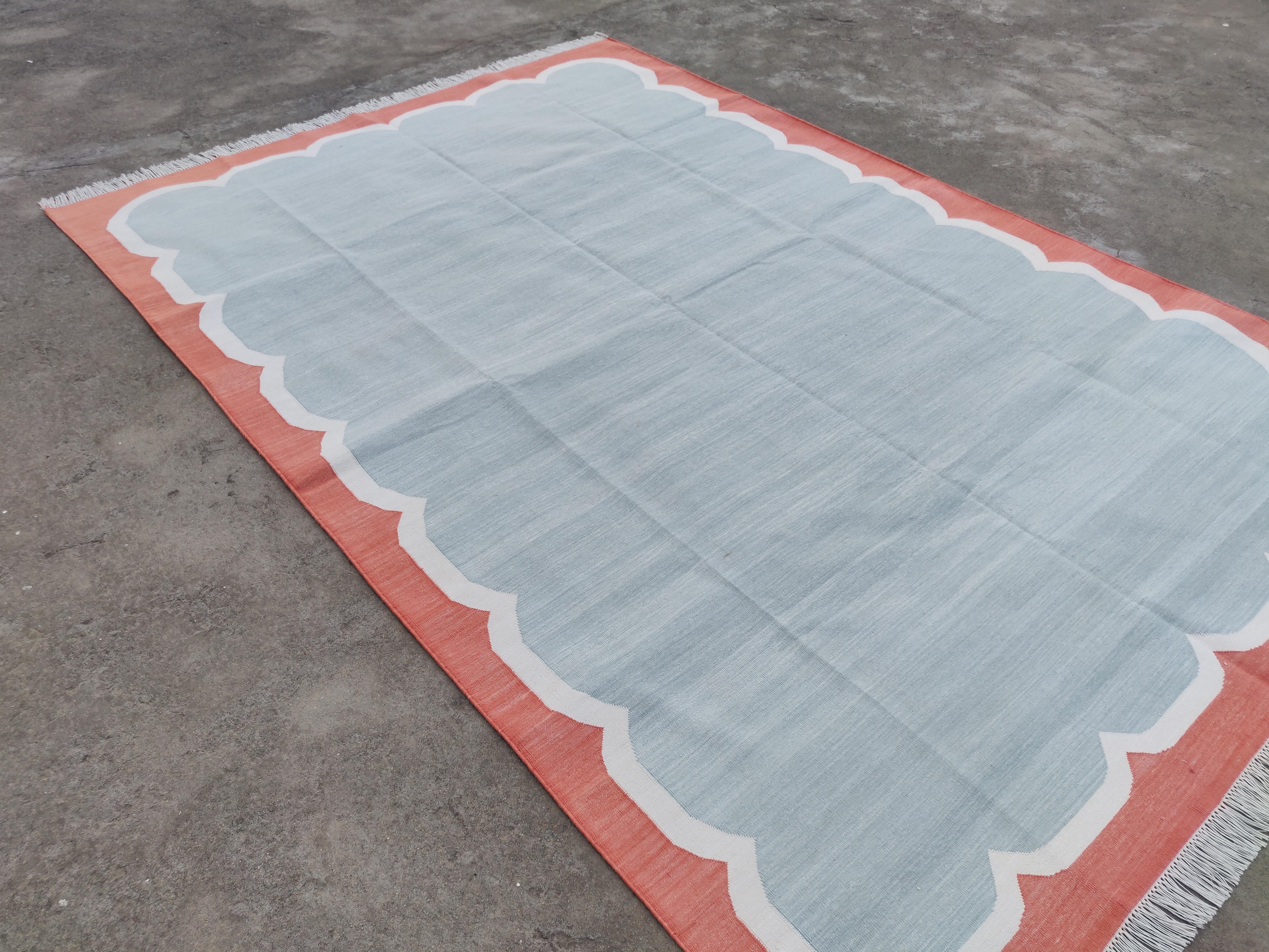 Handmade Cotton Area Flat Weave Rug, 6x9 Grey And Coral Scalloped Indian Dhurrie In New Condition For Sale In Jaipur, IN