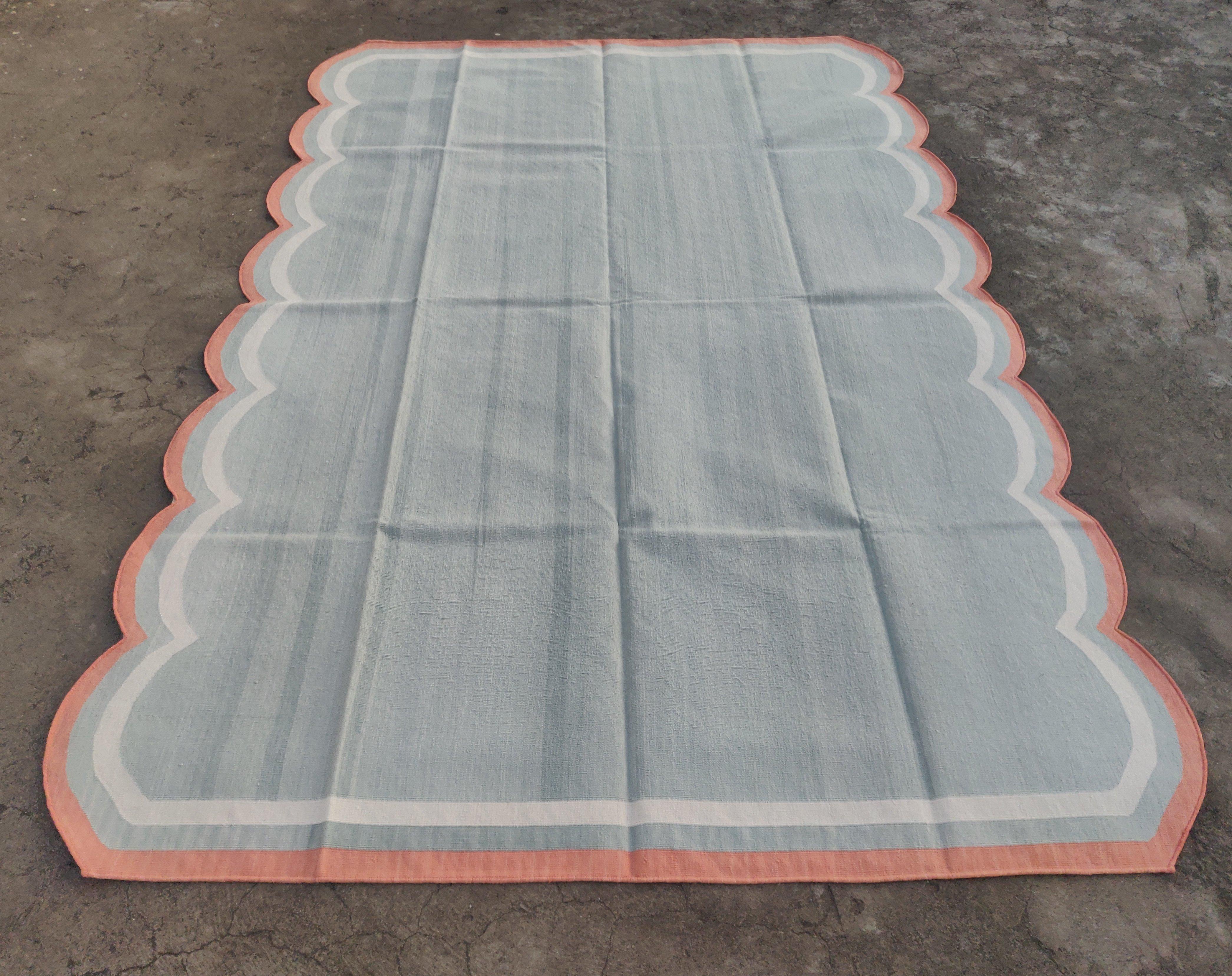 Handgefertigter Flachgewebe-Teppich aus Baumwolle, 6x9 Grau und Koralle mit Wellenschliff, indischer Dhurrie im Zustand „Neu“ im Angebot in Jaipur, IN