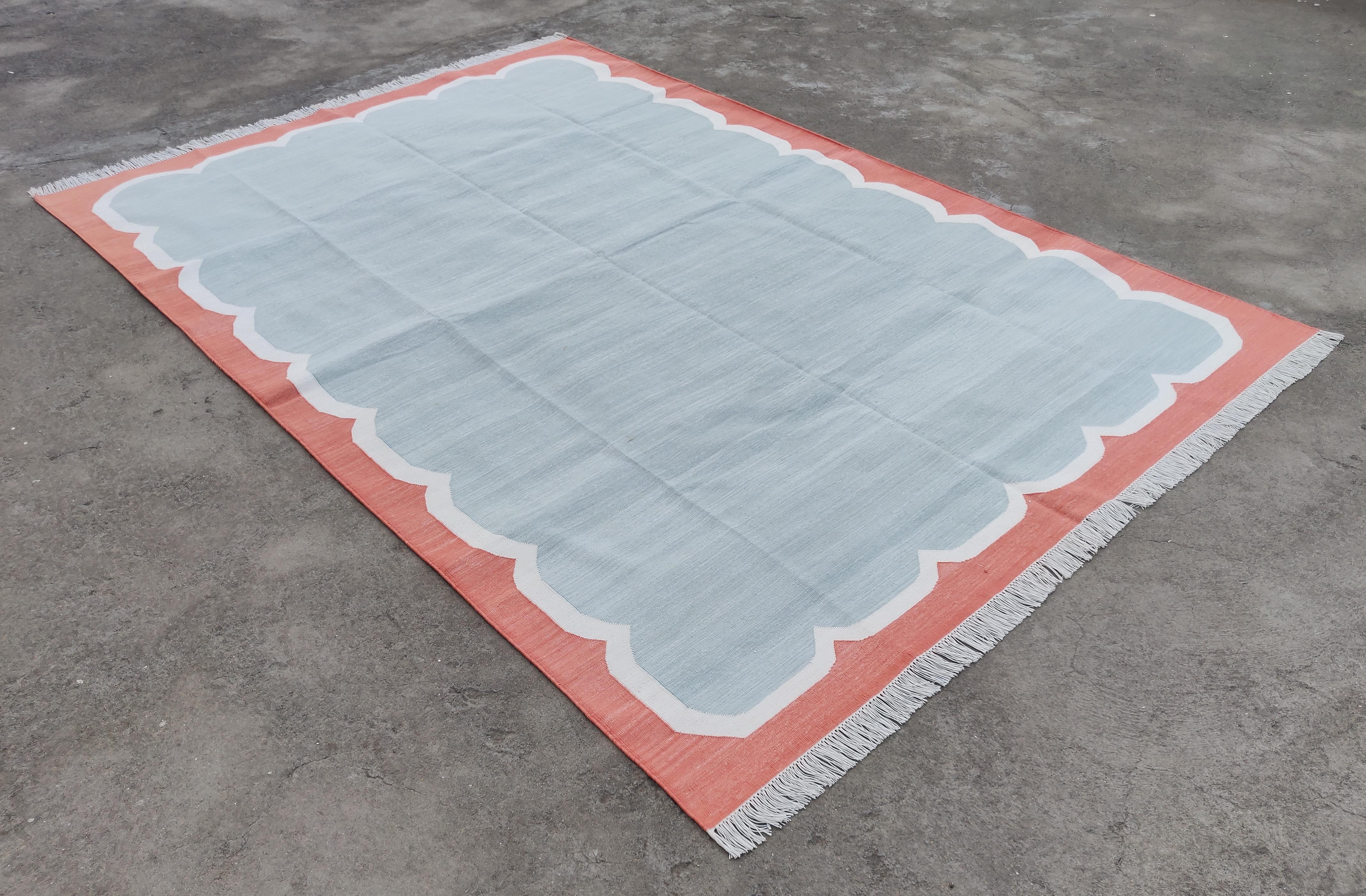 Tappeto a tessitura piatta in cotone fatto a mano, 6x9 Grigio e corallo smerlato In condizioni Nuovo in vendita a Jaipur, IN